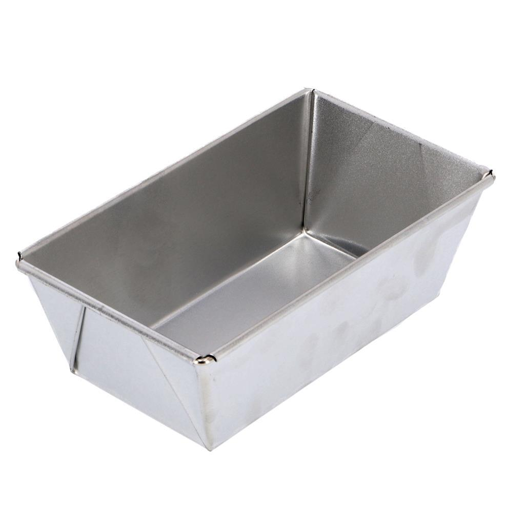 Srebrna metalowa forma do pieczenia chleba na białym tle.