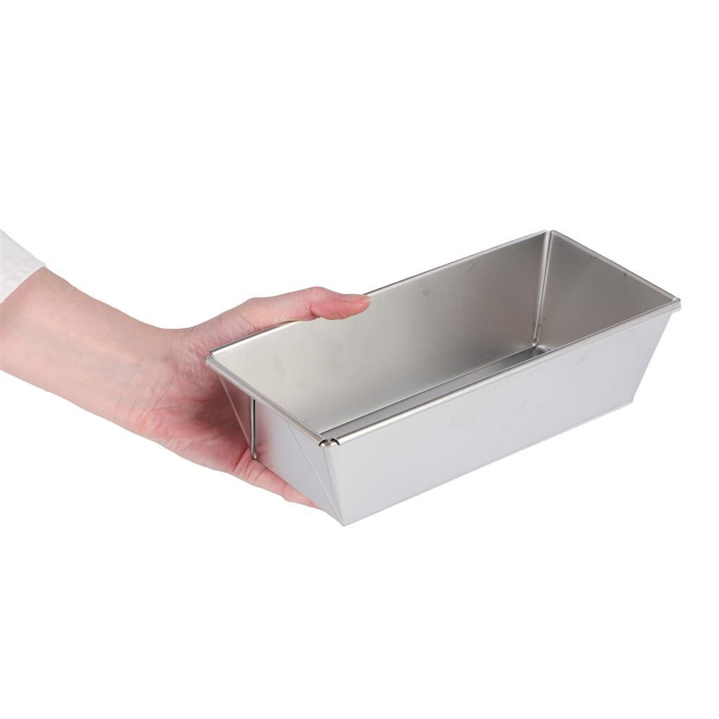 Dłoń trzyma srebrną, prostokątną metalową formę do pieczenia.