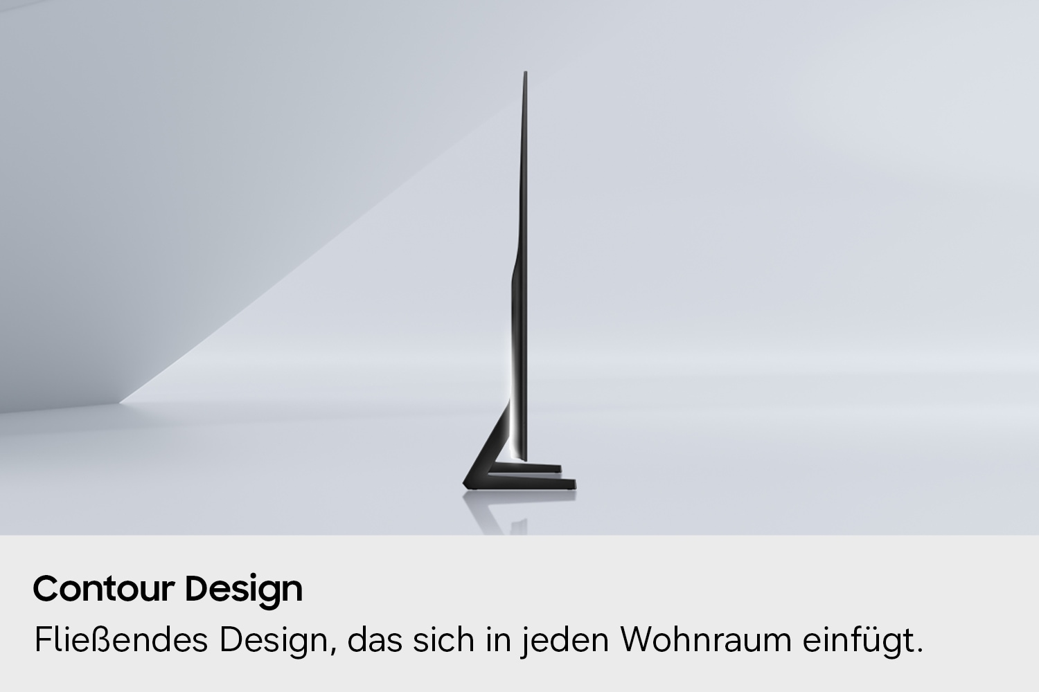 Ein schlankes schwarzes Fernsehgerät steht auf einem schlichten Ständer vor einem hellen Hintergrund.