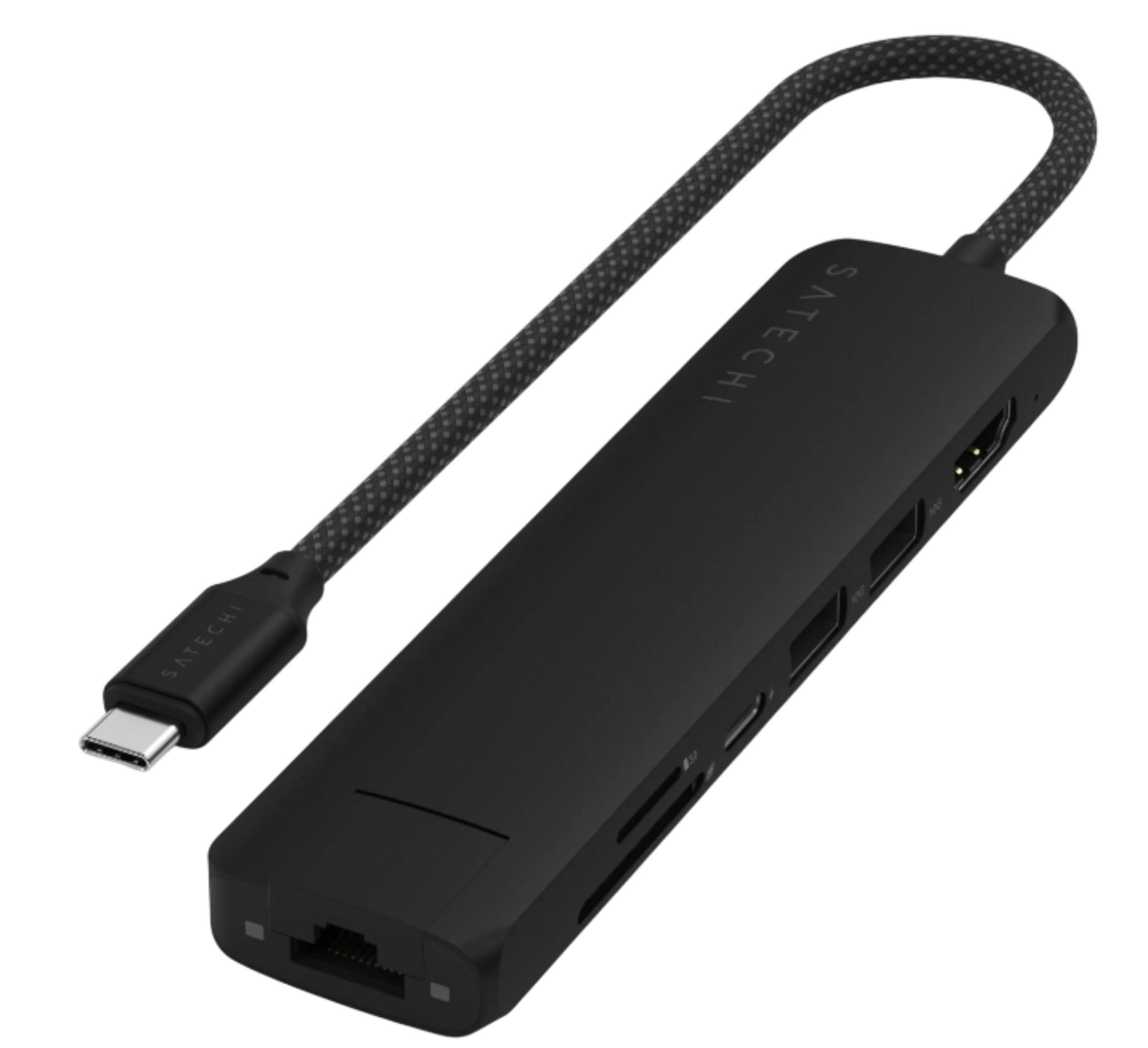Schwarzer USB-C-Hub mit Satechi-Logo, HDMI, SD-Kartensteckplätzen und Ethernet.