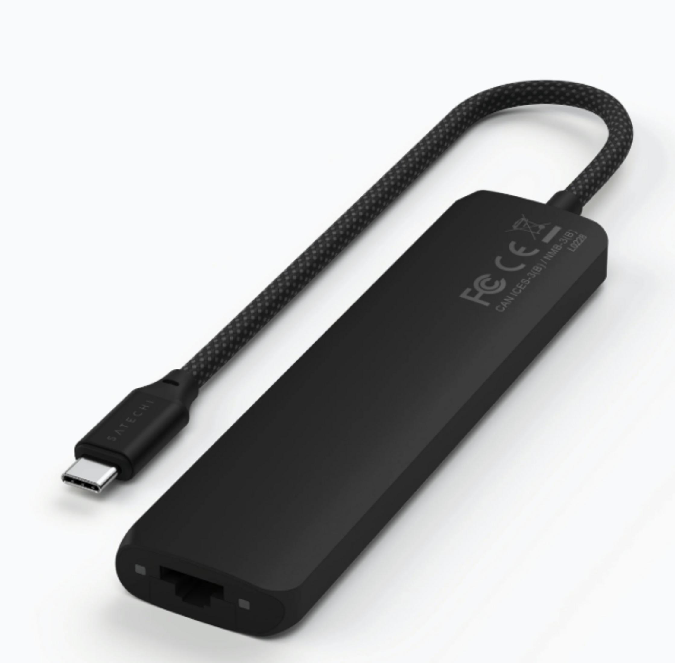Ein schwarzer USB-C-Adapter mit Ethernet-Anschluss und geflochtenem Kabel.