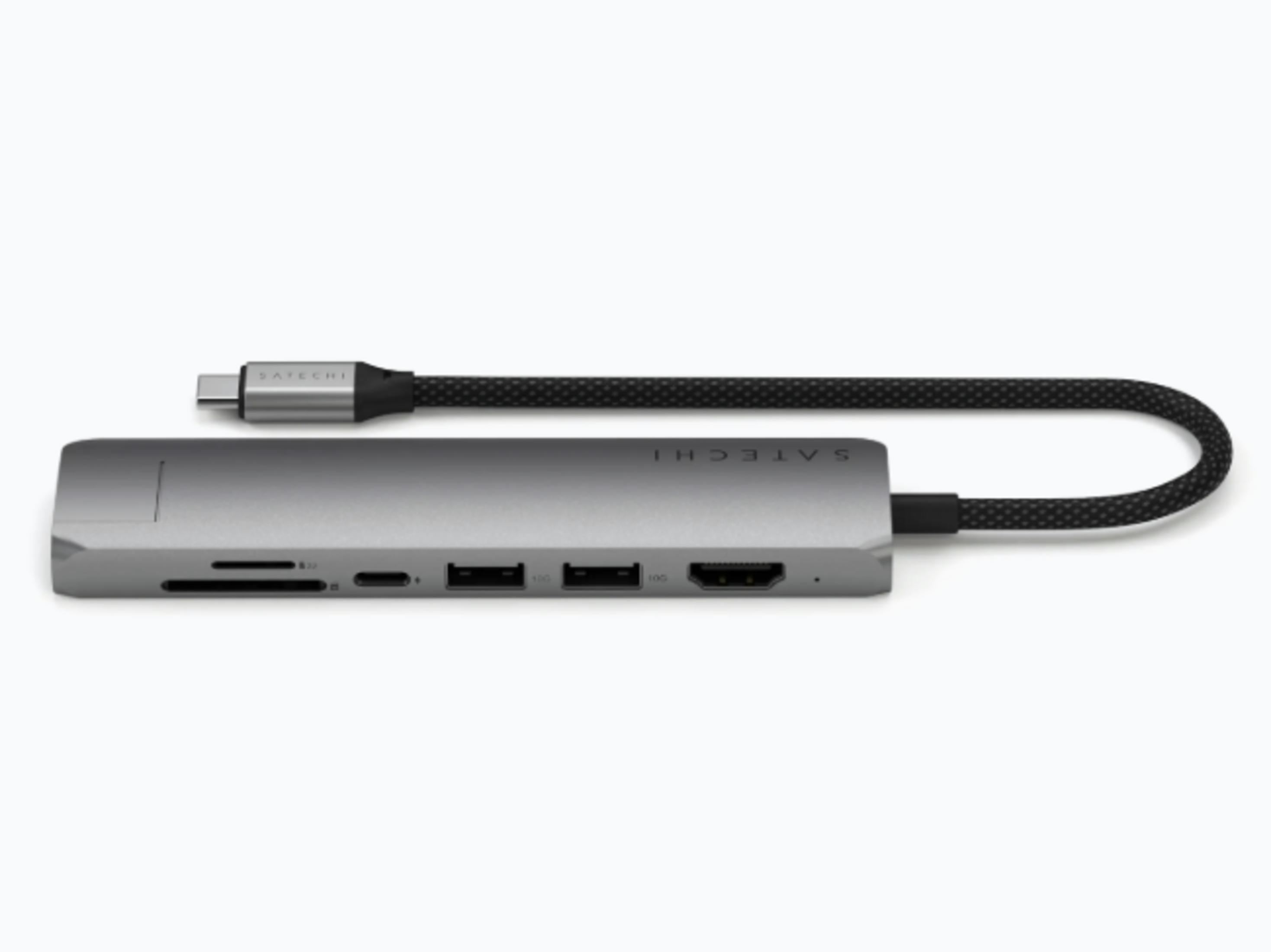 Hub USB-C gris con cables, ranura para tarjeta SD, dos puertos USB y HDMI.