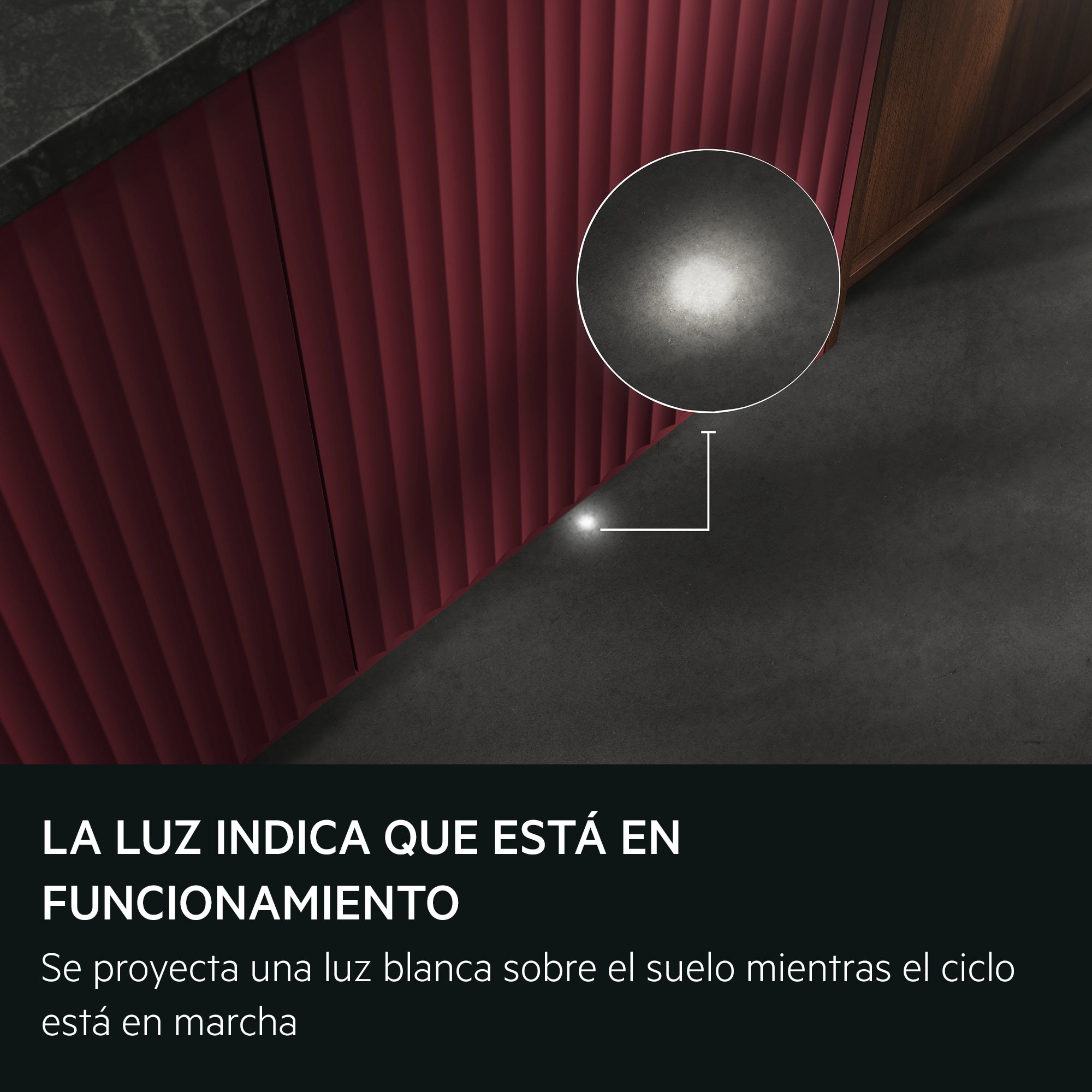 Una luz indica que el ciclo está en marcha, proyectándose en el suelo.