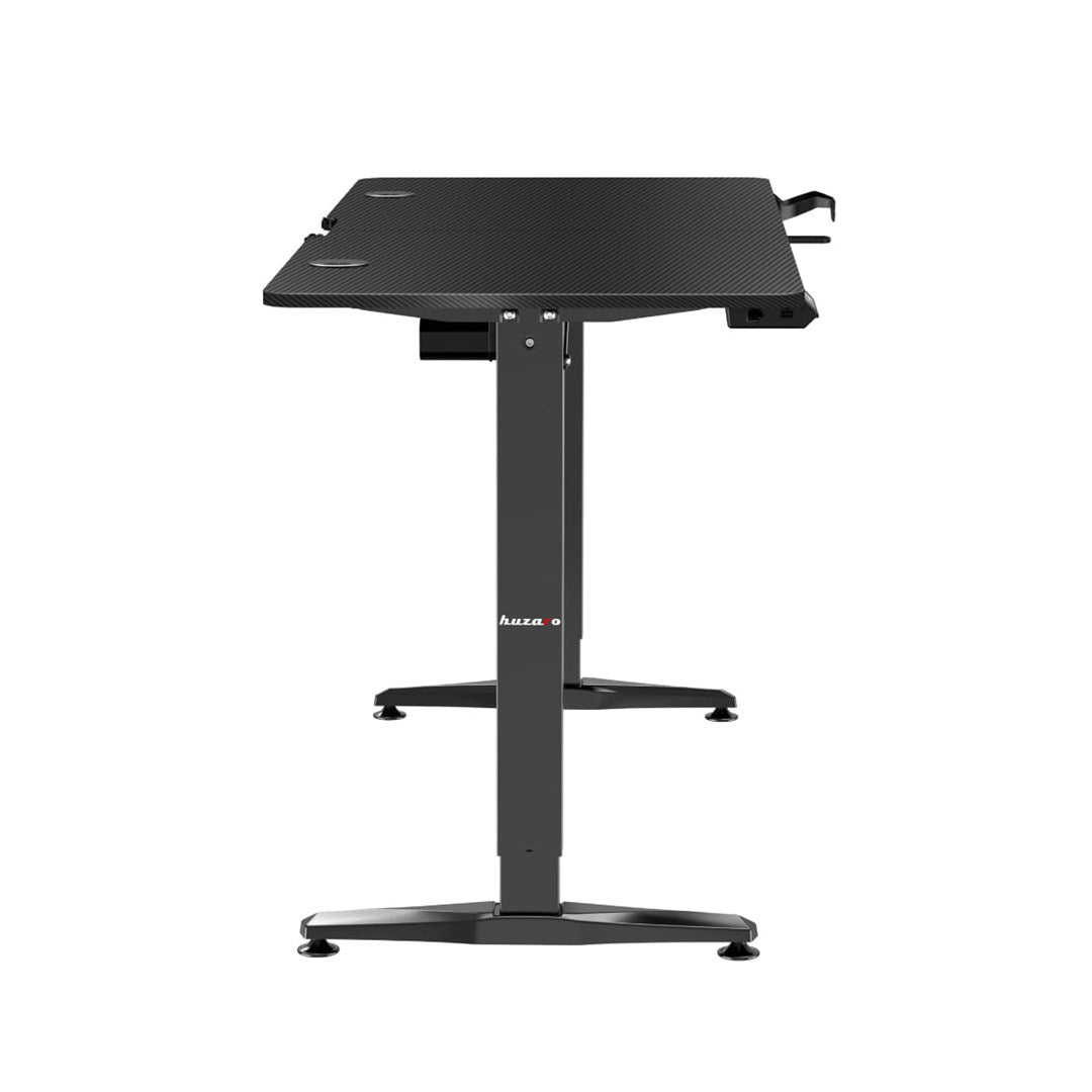 Ein schwarzer, höhenverstellbarer Schreibtisch mit Carbonmuster-Oberfläche und robusten Metallbeinen.