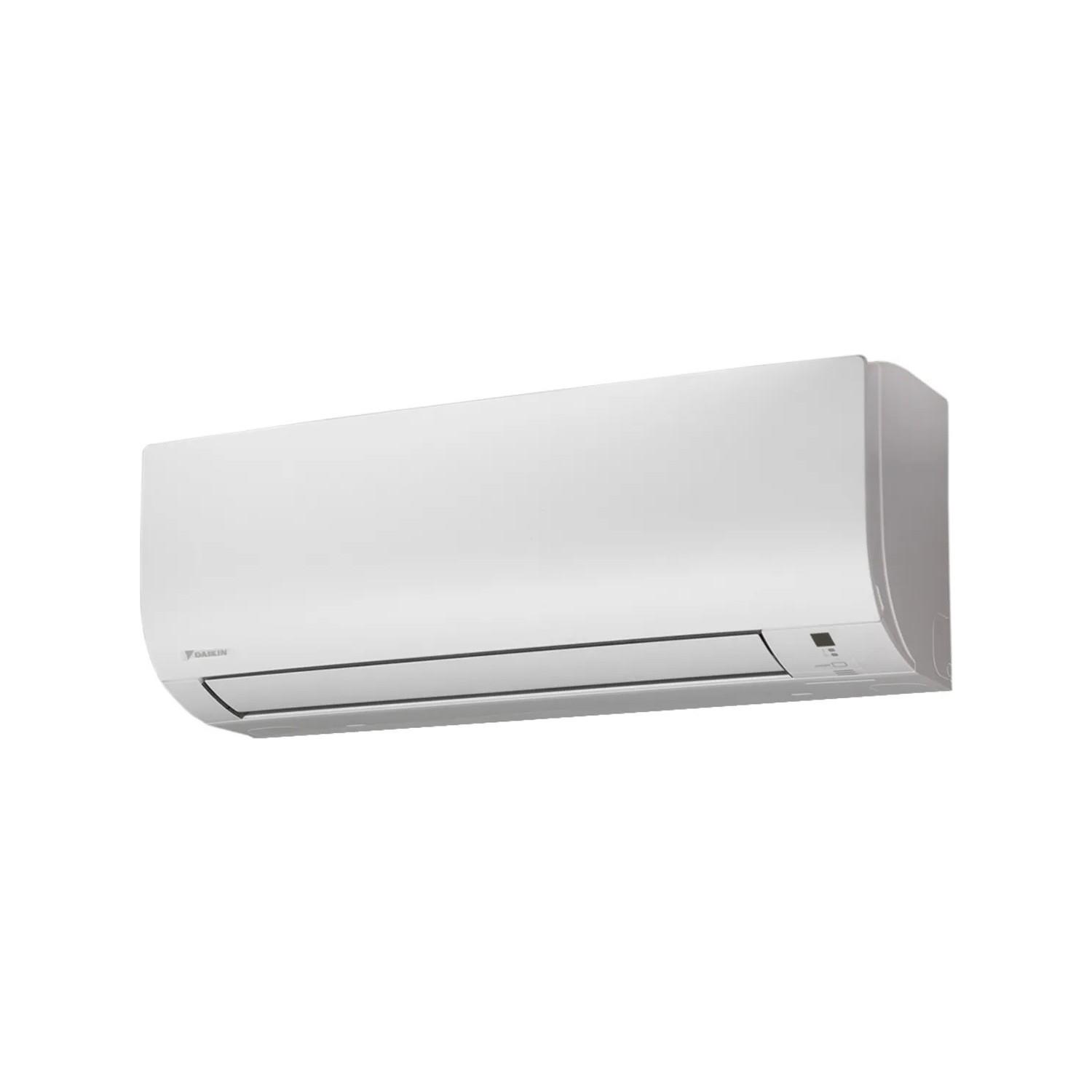 Beyaz bir duvara monte edilmiş beyaz Daikin klima, havalandırma menfezi hafifçe açık.