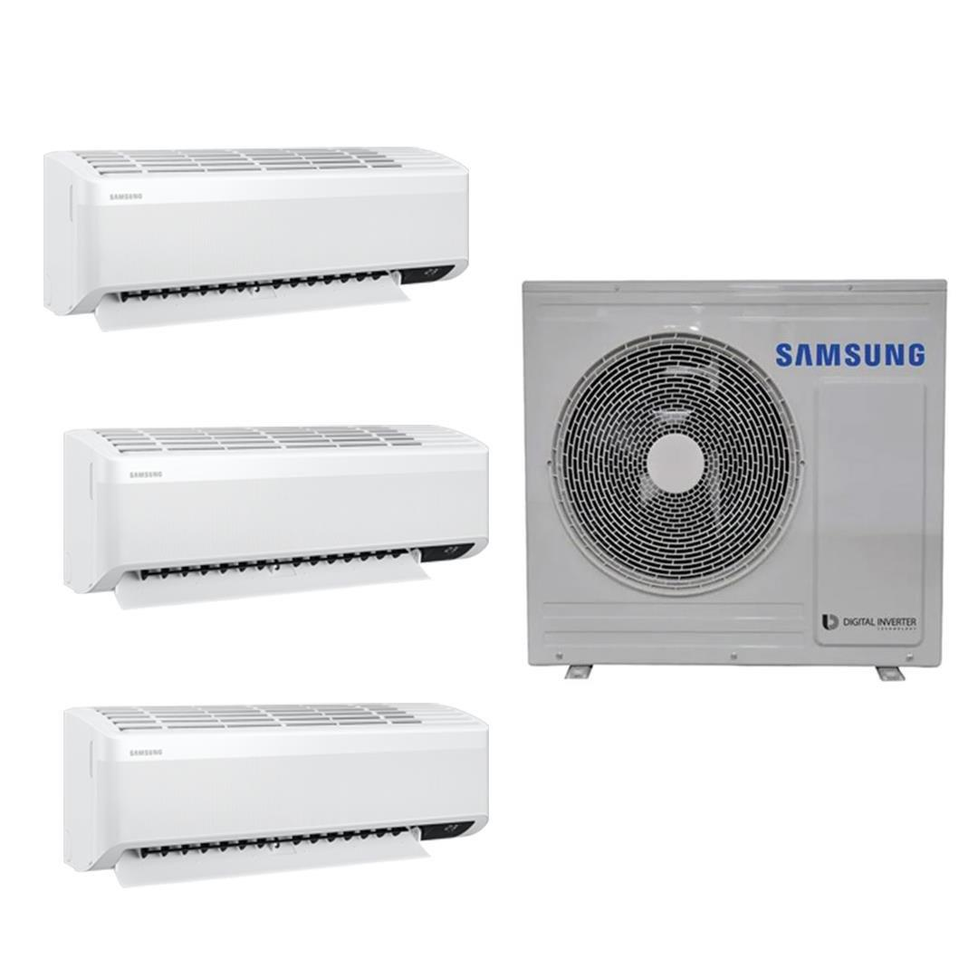 Üç beyaz Samsung iç ünite ve bir beyaz dış ünite.