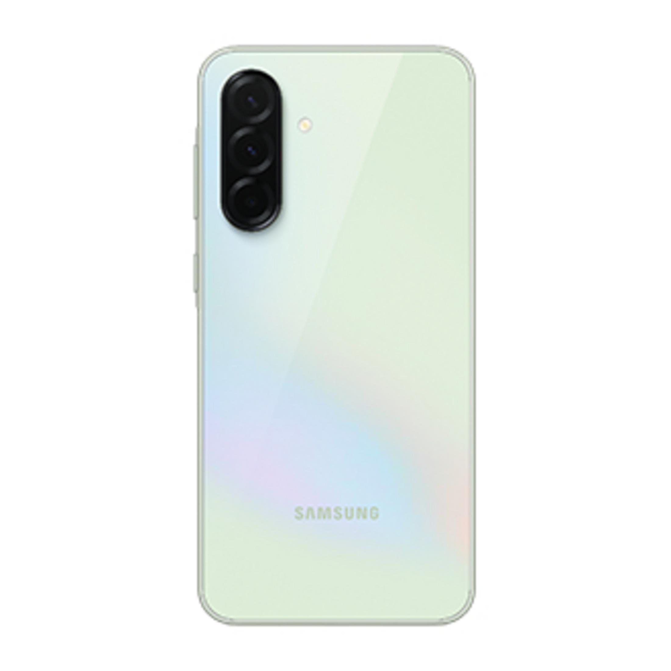 Un smartphone Samsung verde claro con tres cámaras y un flash.