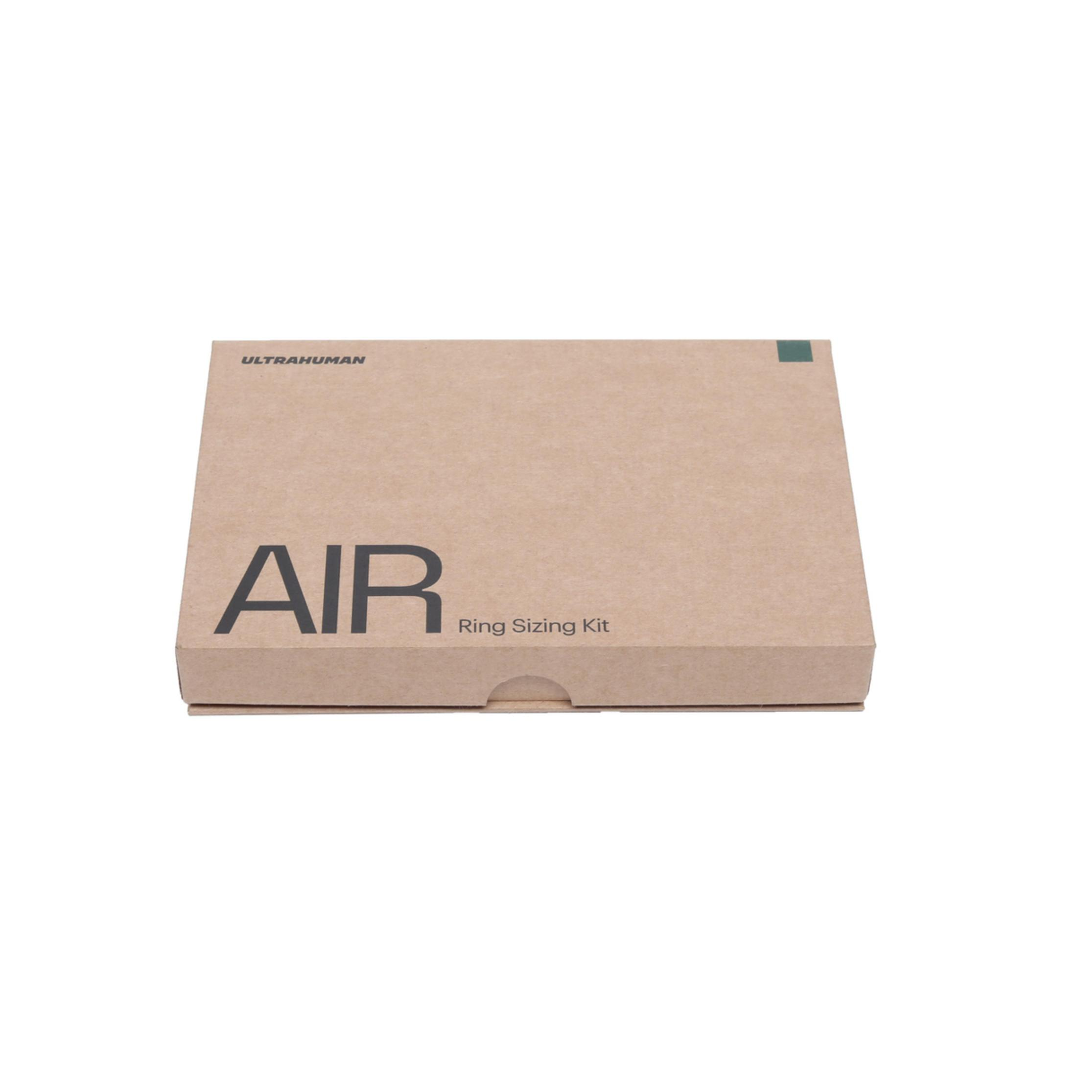 Eine braune Pappschachtel mit der Aufschrift "AIR" und "Ring Sizing Kit".