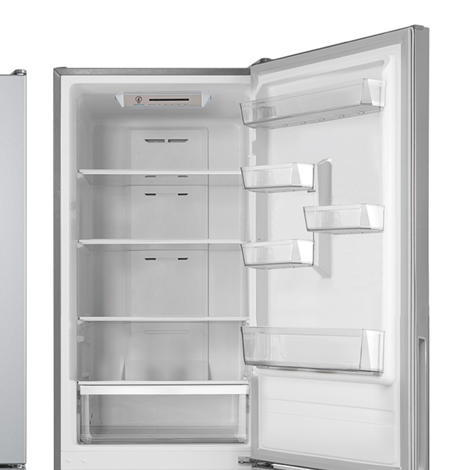 Un refrigerador plateado con la puerta abierta, interior vacío con estantes.