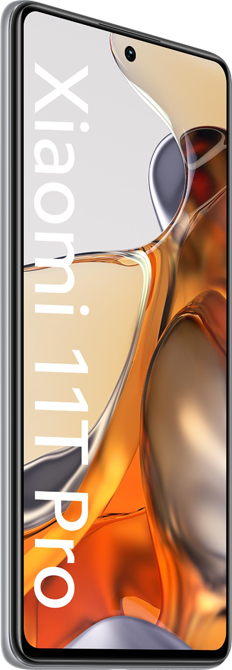 Xiaomi 11T Pro smartphone met zilveren frame en oranje achtergrond.