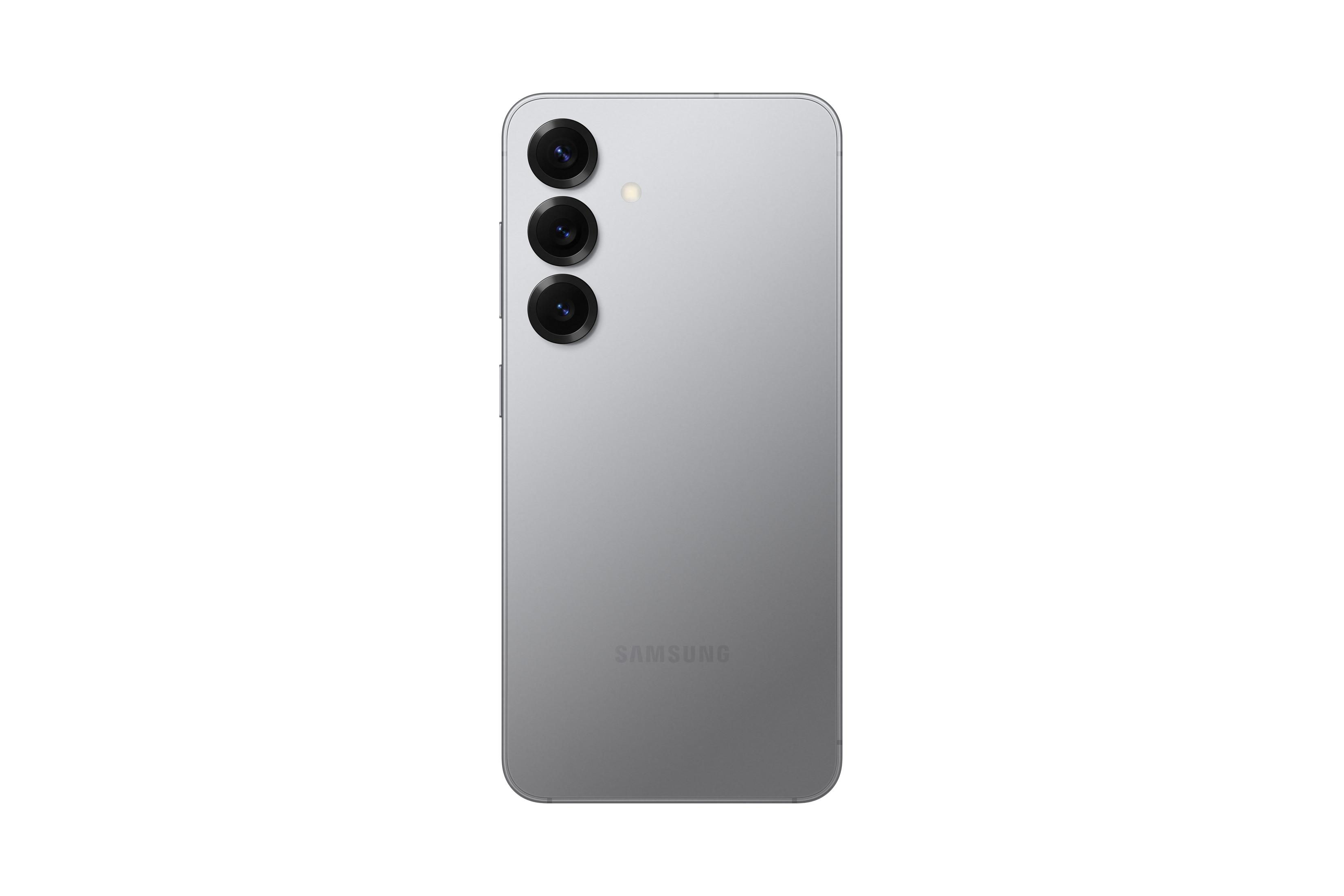 Parte trasera de un smartphone Samsung plateado con tres cámaras y flash.