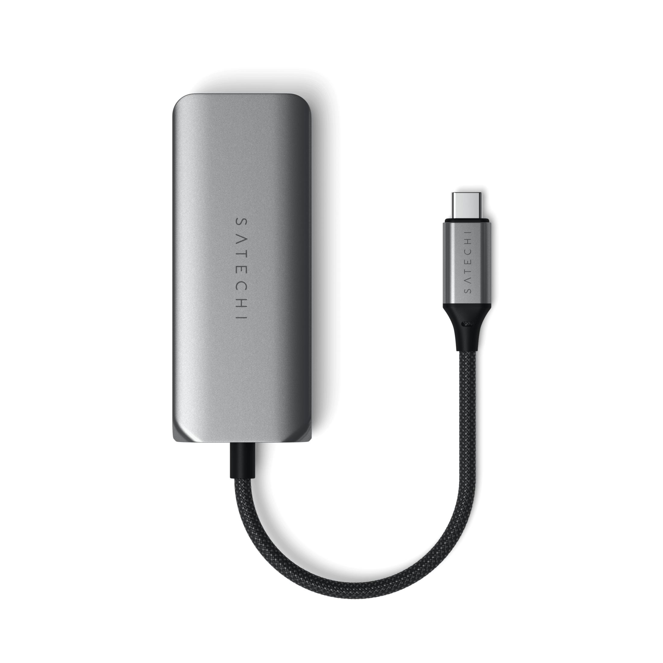 Hub USB-C argentato con cavo collegato su sfondo bianco.