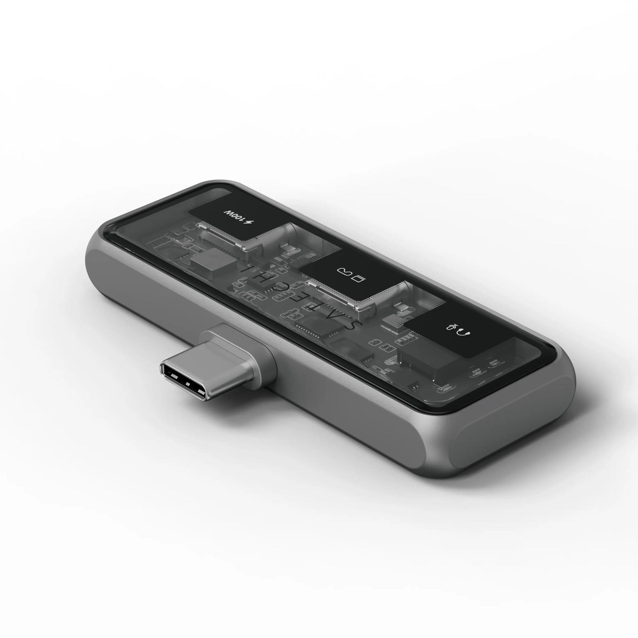 Ein transparenter USB-C-Adapter mit sichtbaren internen Schaltkreisen und der Aufschrift 100W.