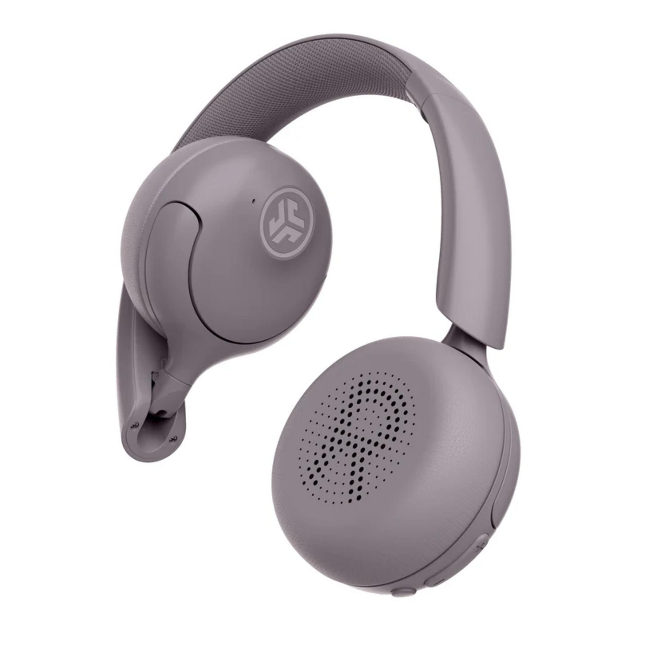 Casque gris avec arceau rembourré et écouteurs ronds à motif perforé.