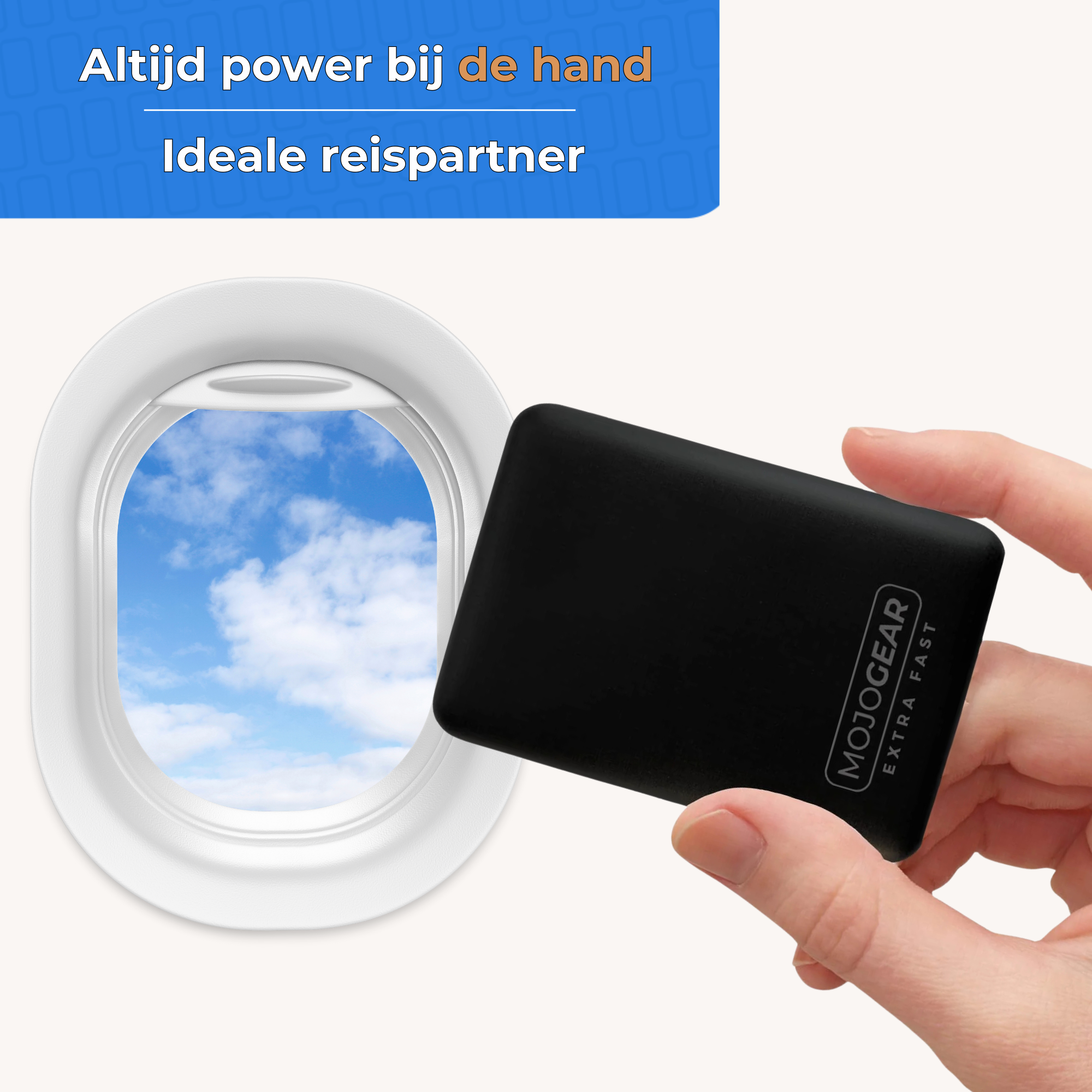 Eine Hand hält ein schwarzes Ladegerät vor einem Flugzeugfenster.