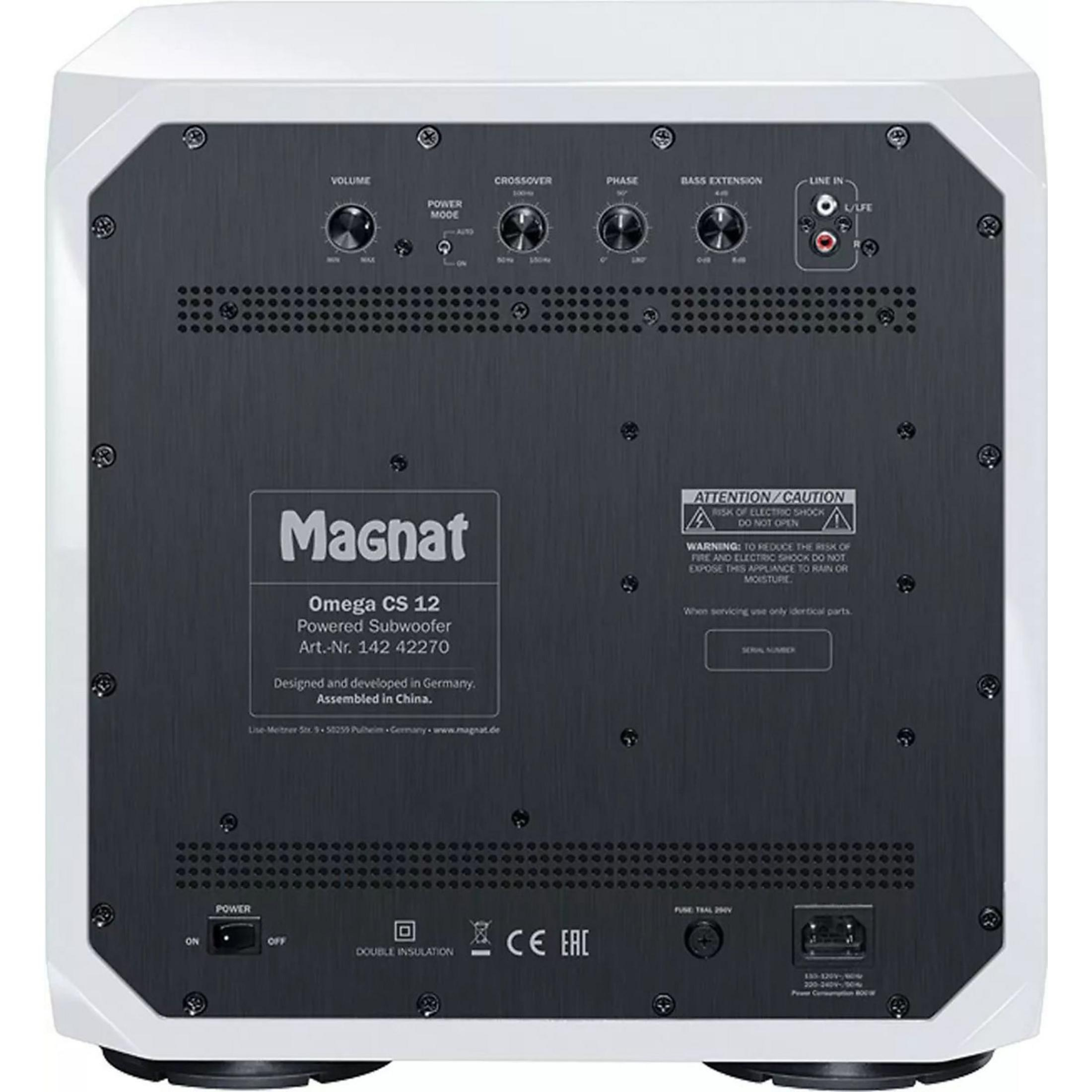 Rückseite eines weißen Magnat Omega CS 12 Subwoofers mit Anschlüssen.