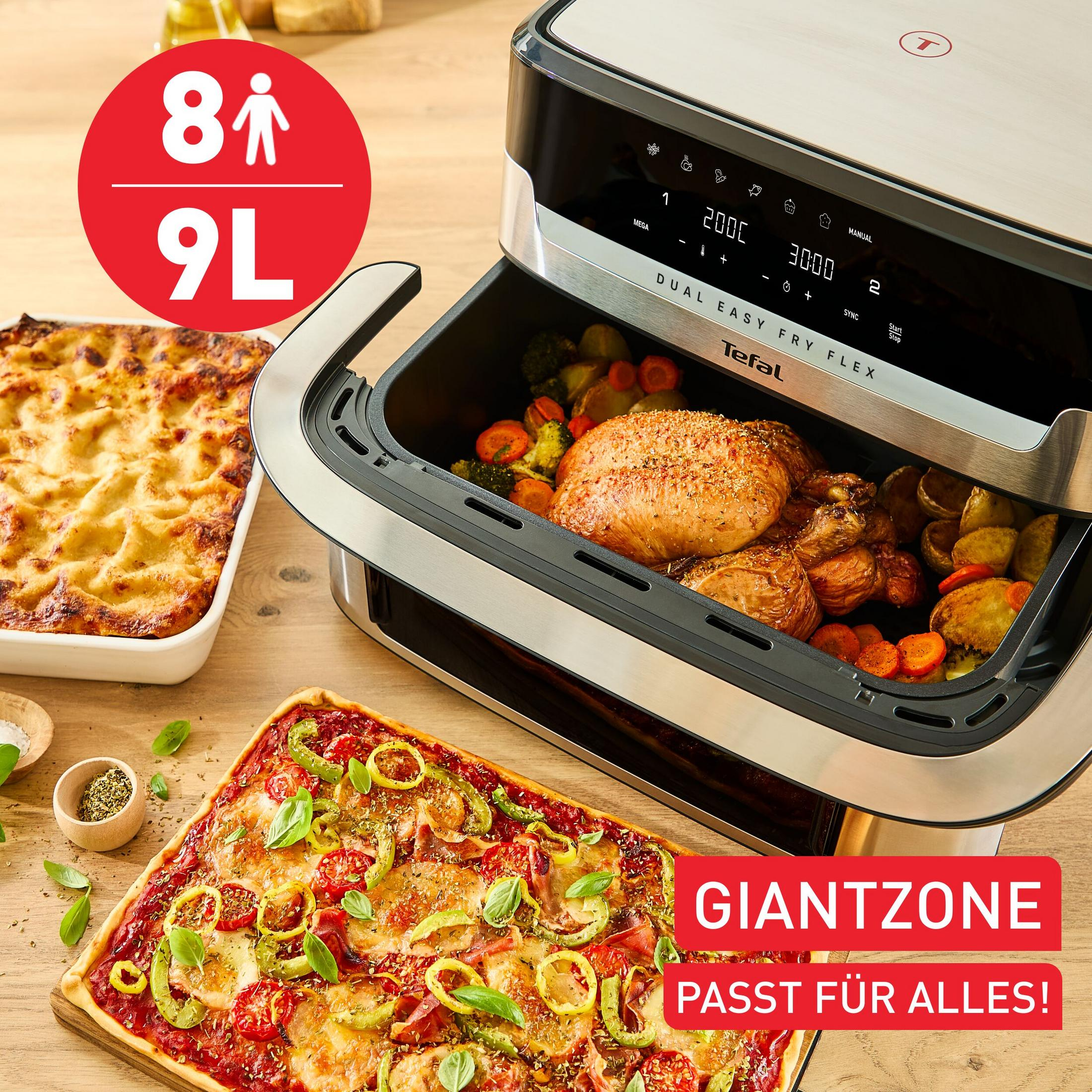 Una friggitrice ad aria con pollo intero e verdure, accanto a lasagne e pizza.