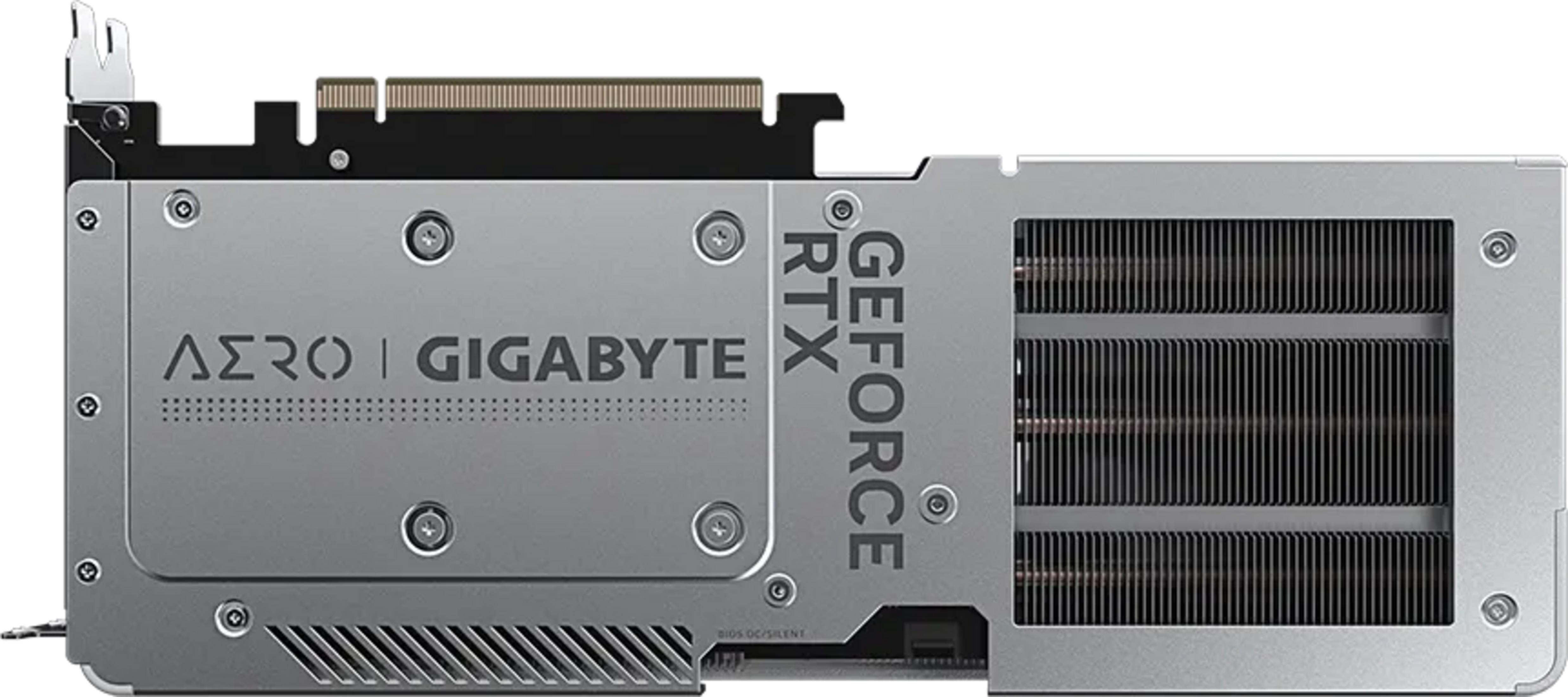 Una scheda grafica Gigabyte RTX GeForce argentata con marchio AERO e alette di raffreddamento.