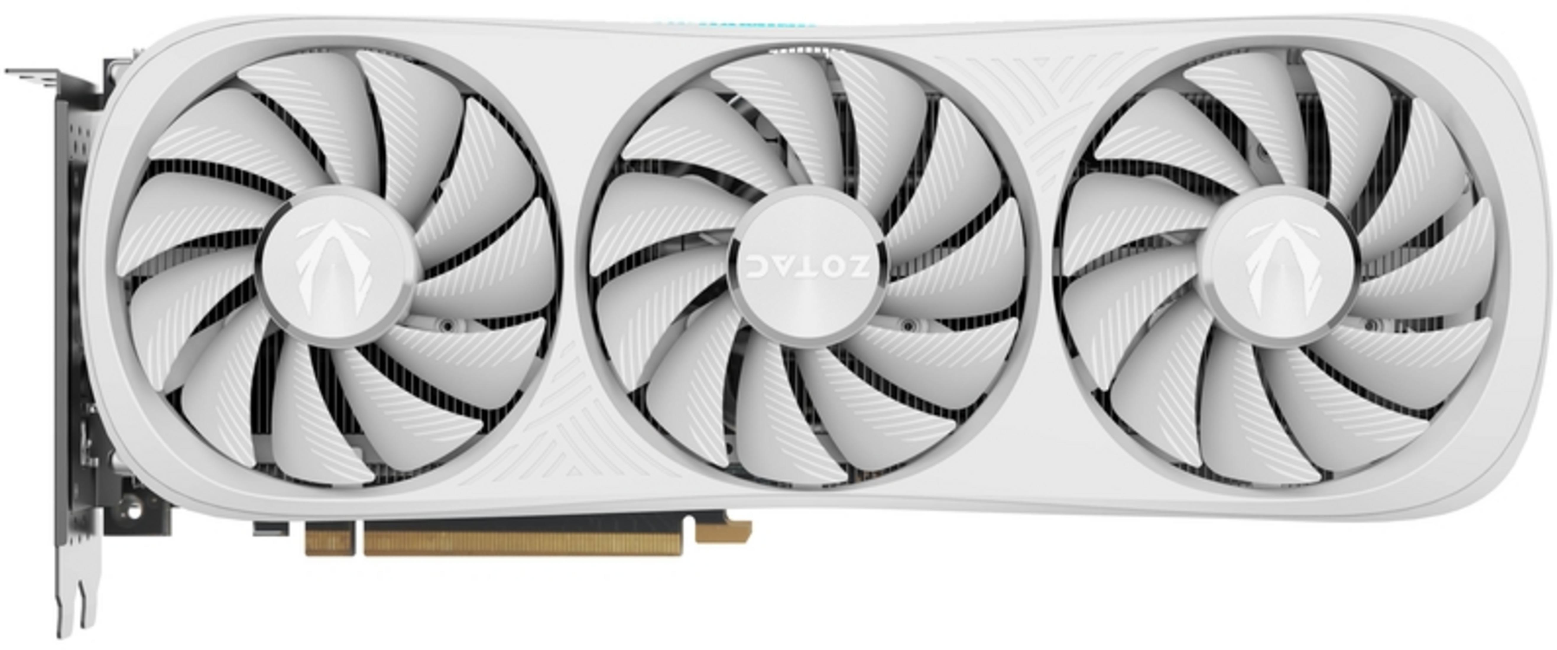 Una scheda grafica bianca con tre ventole e logo ZOTAC argentato sulla ventola centrale.