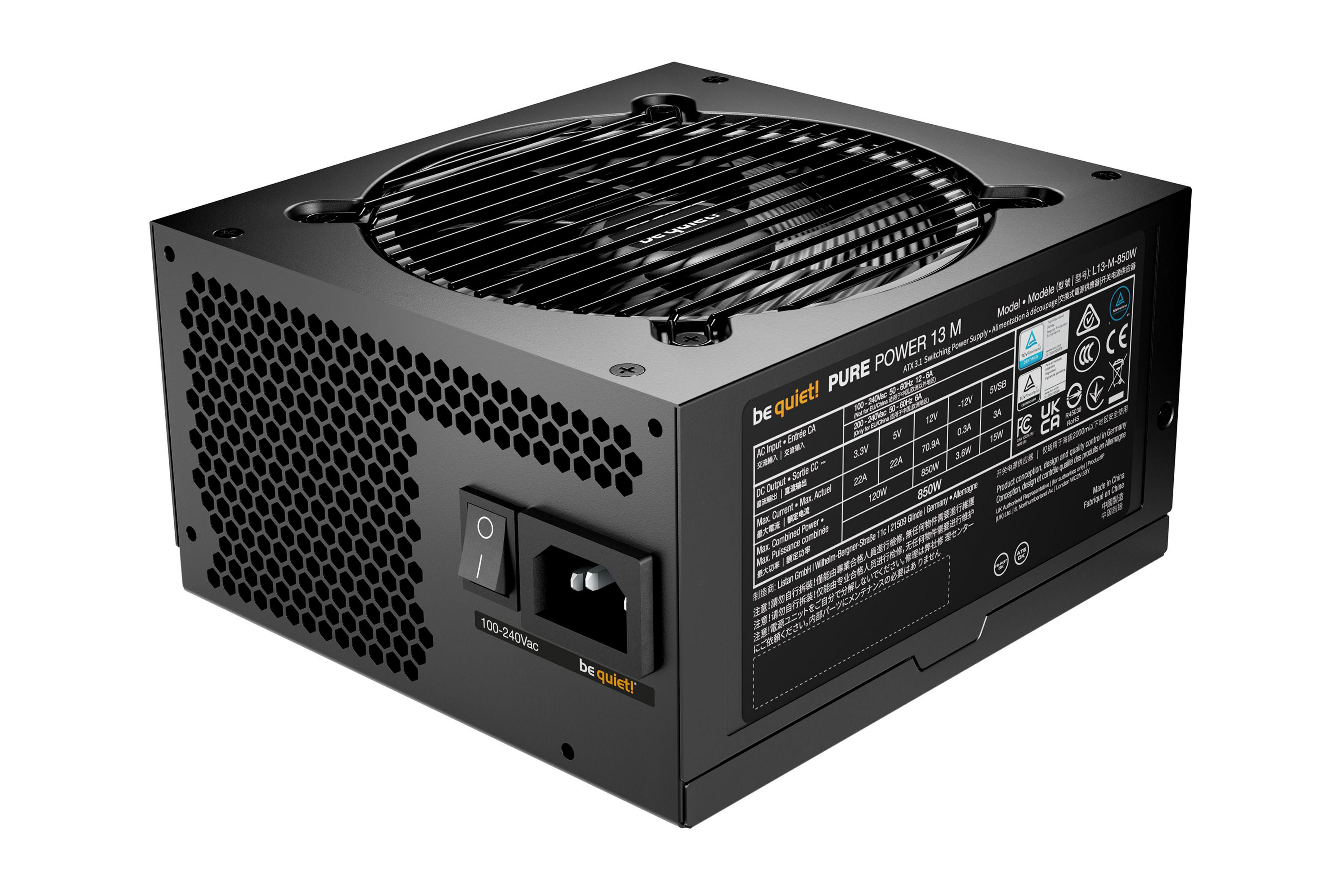 Zwarte PC-voeding met ventilatorrooster en labels. Aan/uit-schakelaar en stopcontact aan de zijkant.