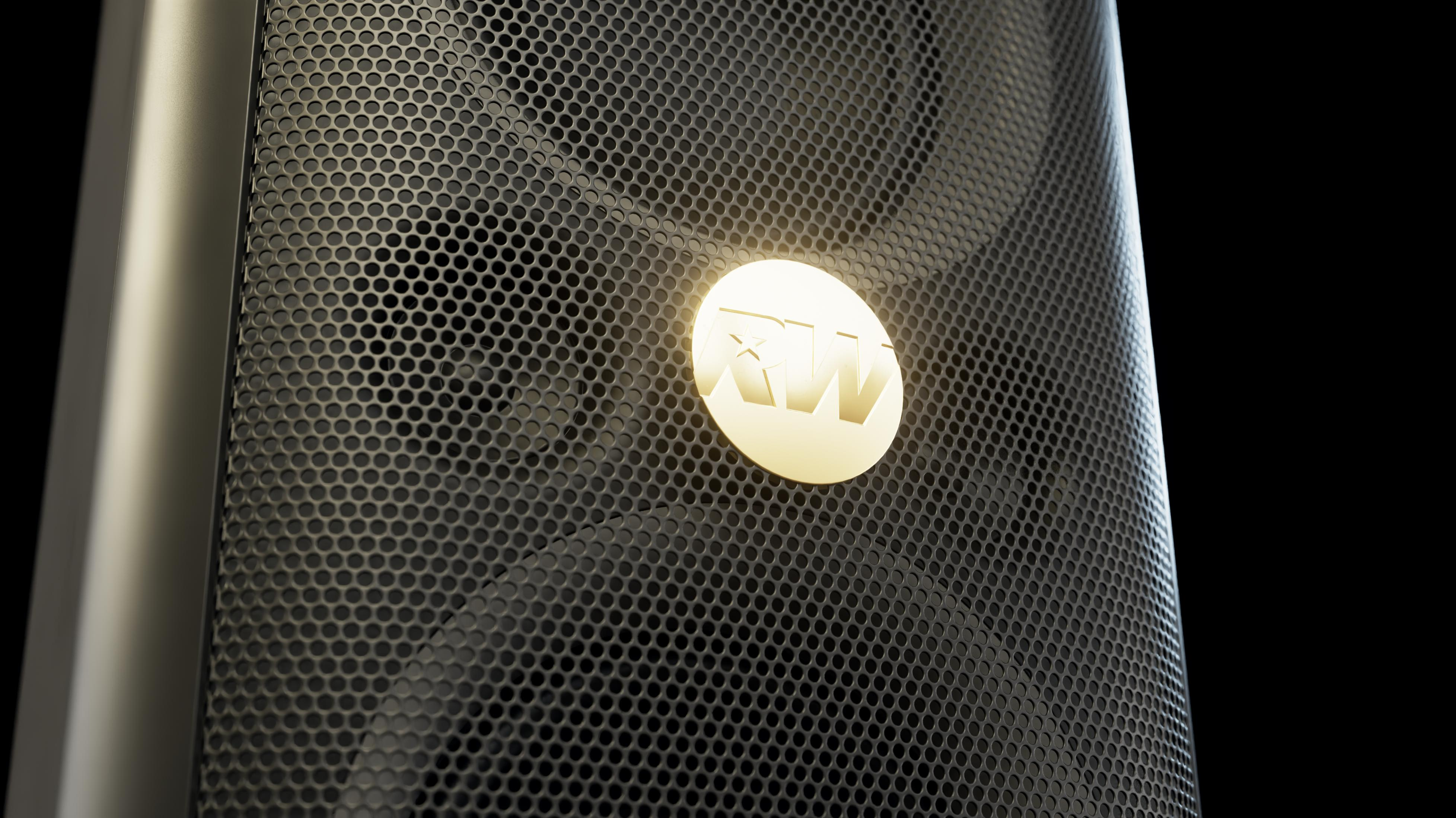 Un logo dorado iluminado en una rejilla de altavoz negra.