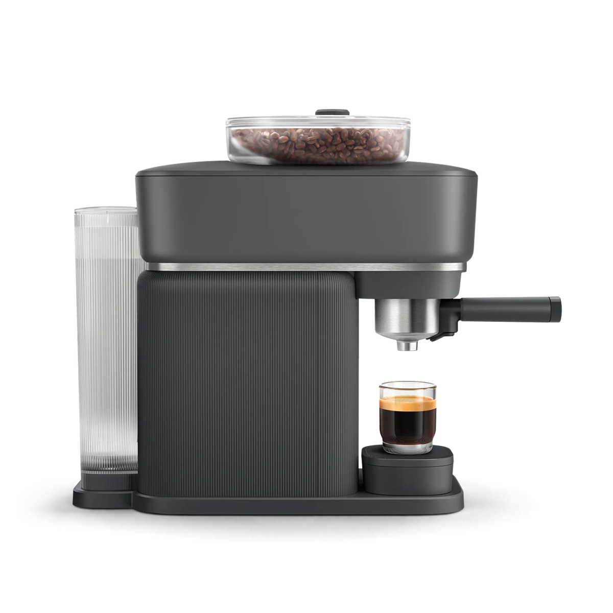 Eine dunkle Espressomaschine mit Kaffeebohnenbehälter und einem Glas Espresso.
