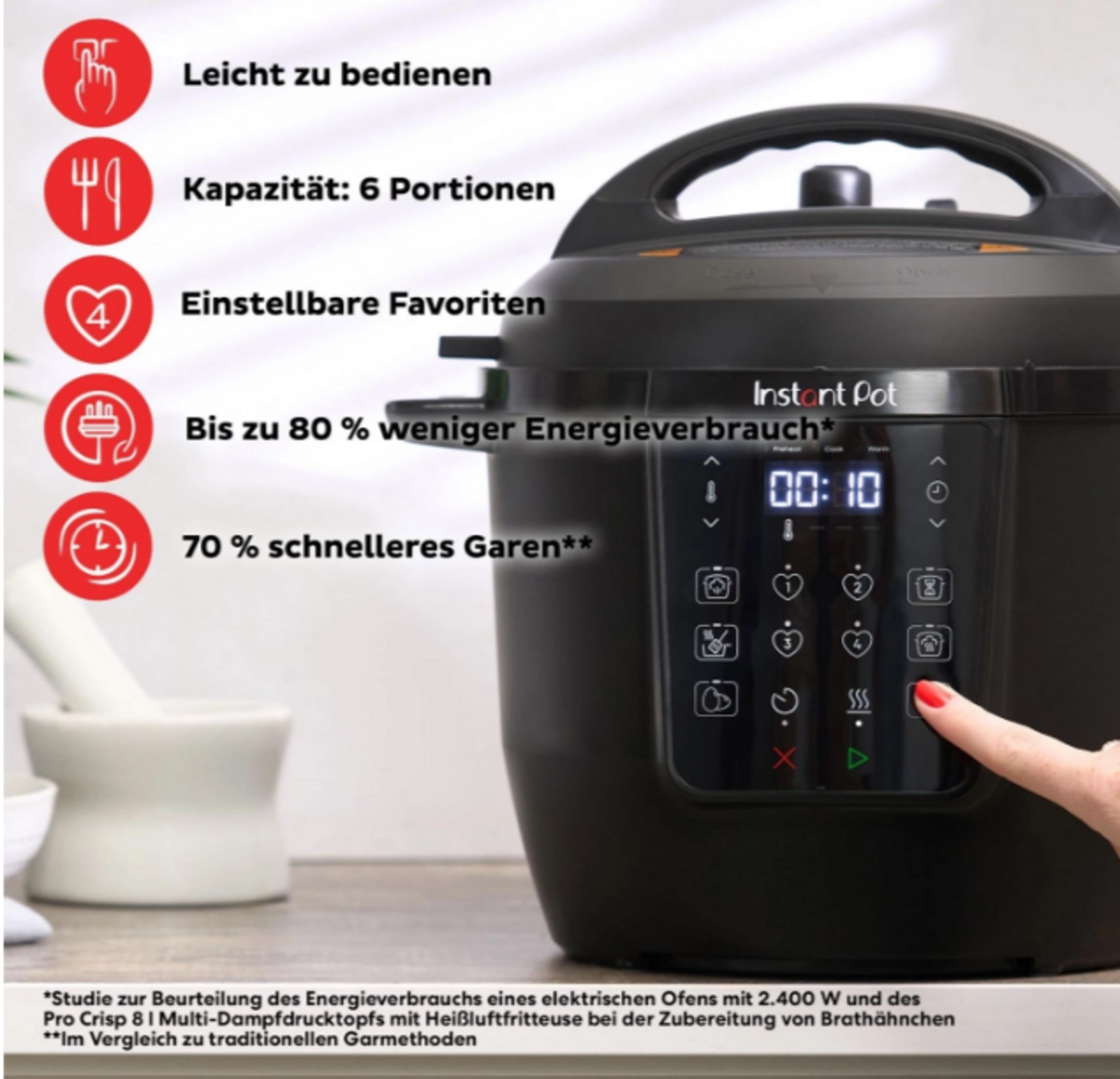 Czarny szybkowar Instant Pot z panelem sterowania i dłonią naciskającą przycisk.