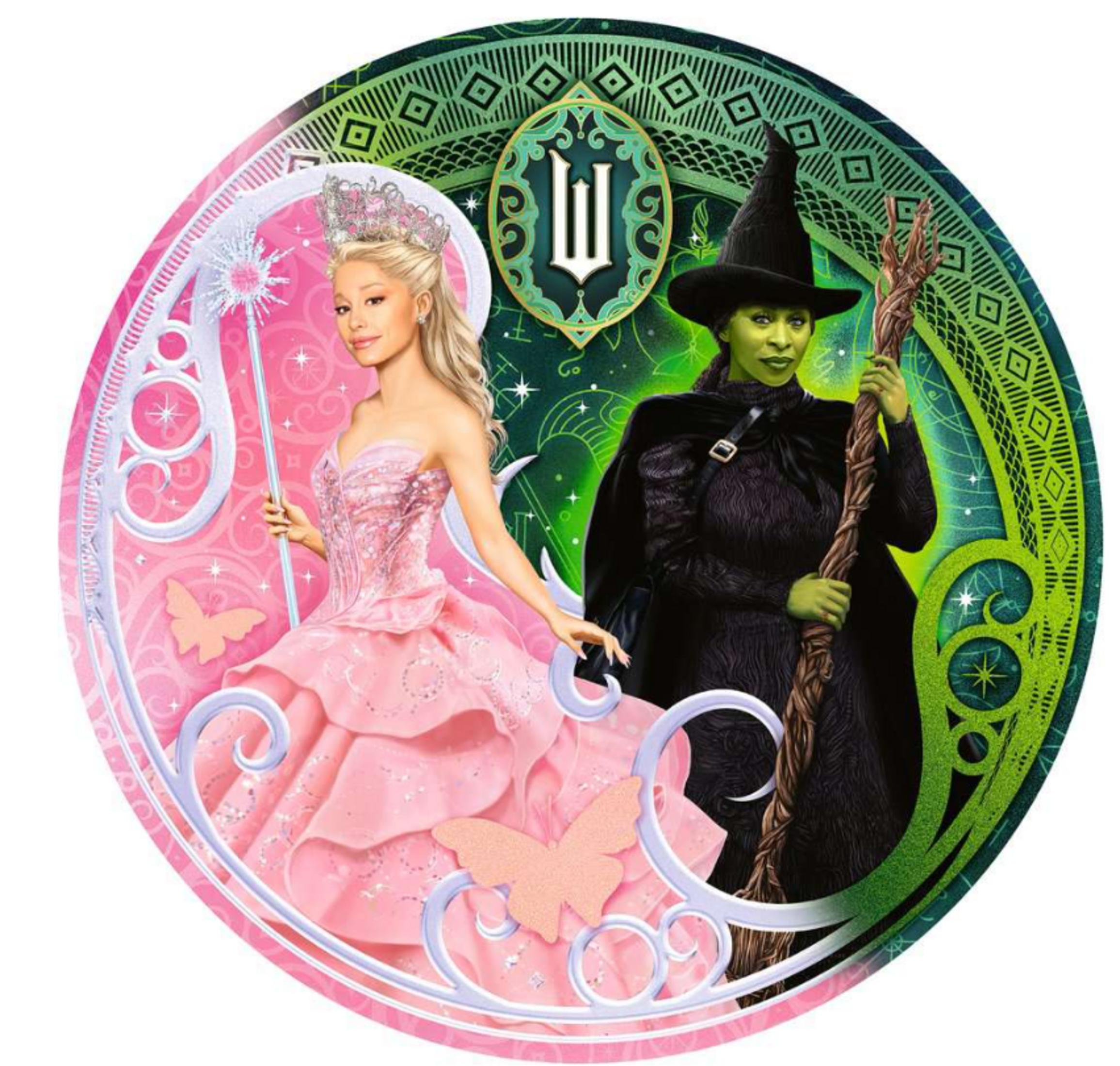 Eine gute Fee in Rosa und eine grüne Hexe in Schwarz stehen sich gegenüber.
