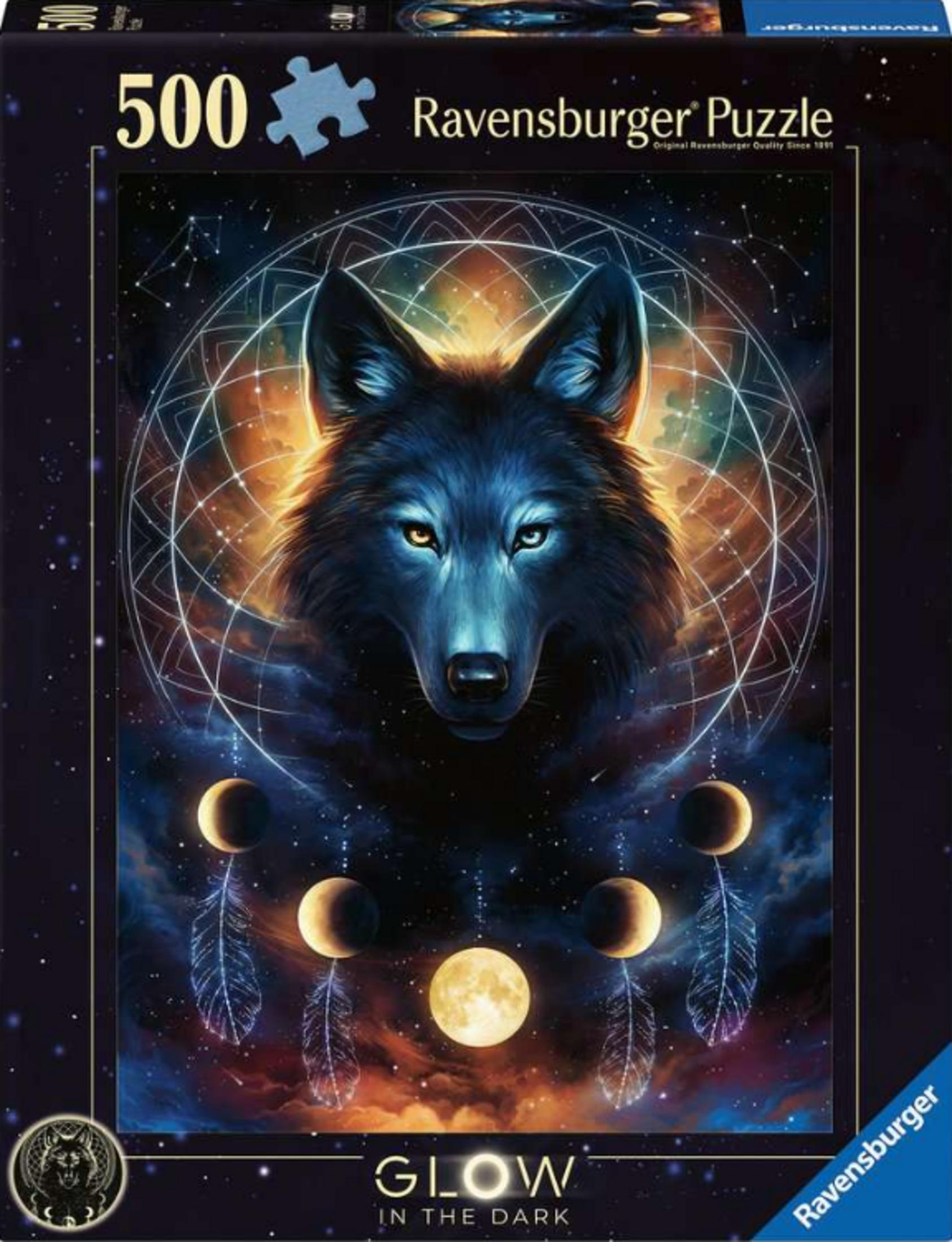 Un lobo místico con ojos brillantes frente a un atrapasueños, lunas y plumas.