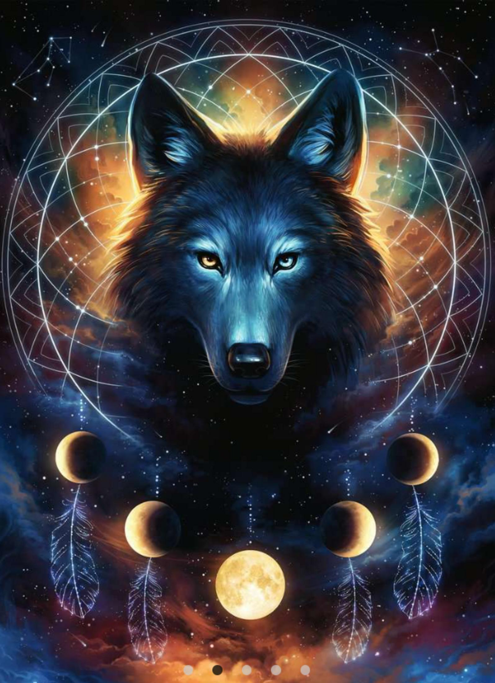 Lobo oscuro ante un cielo estrellado con fases lunares y plumas.