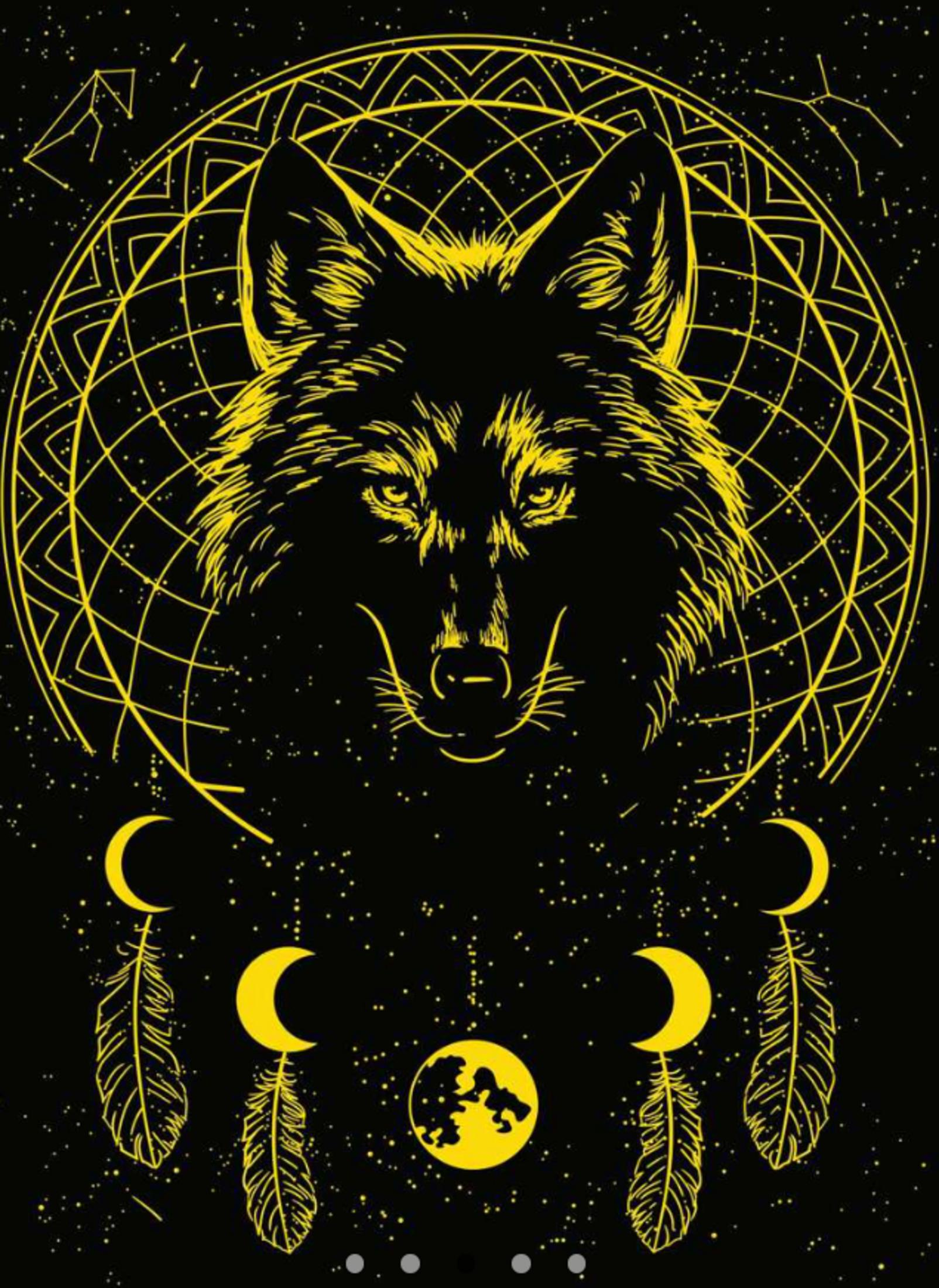 Una cara de lobo frente a un atrapasueños con fases lunares y plumas.