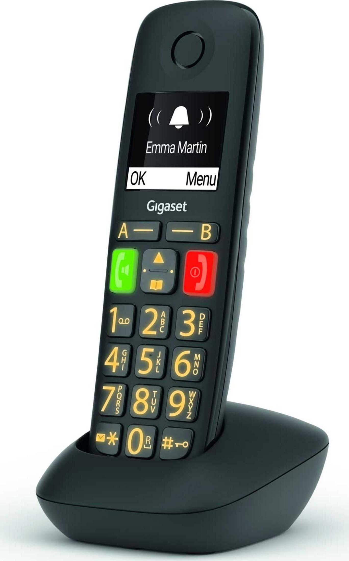 Un telefono cordless nero con ampio schermo e pulsanti su base di ricarica.