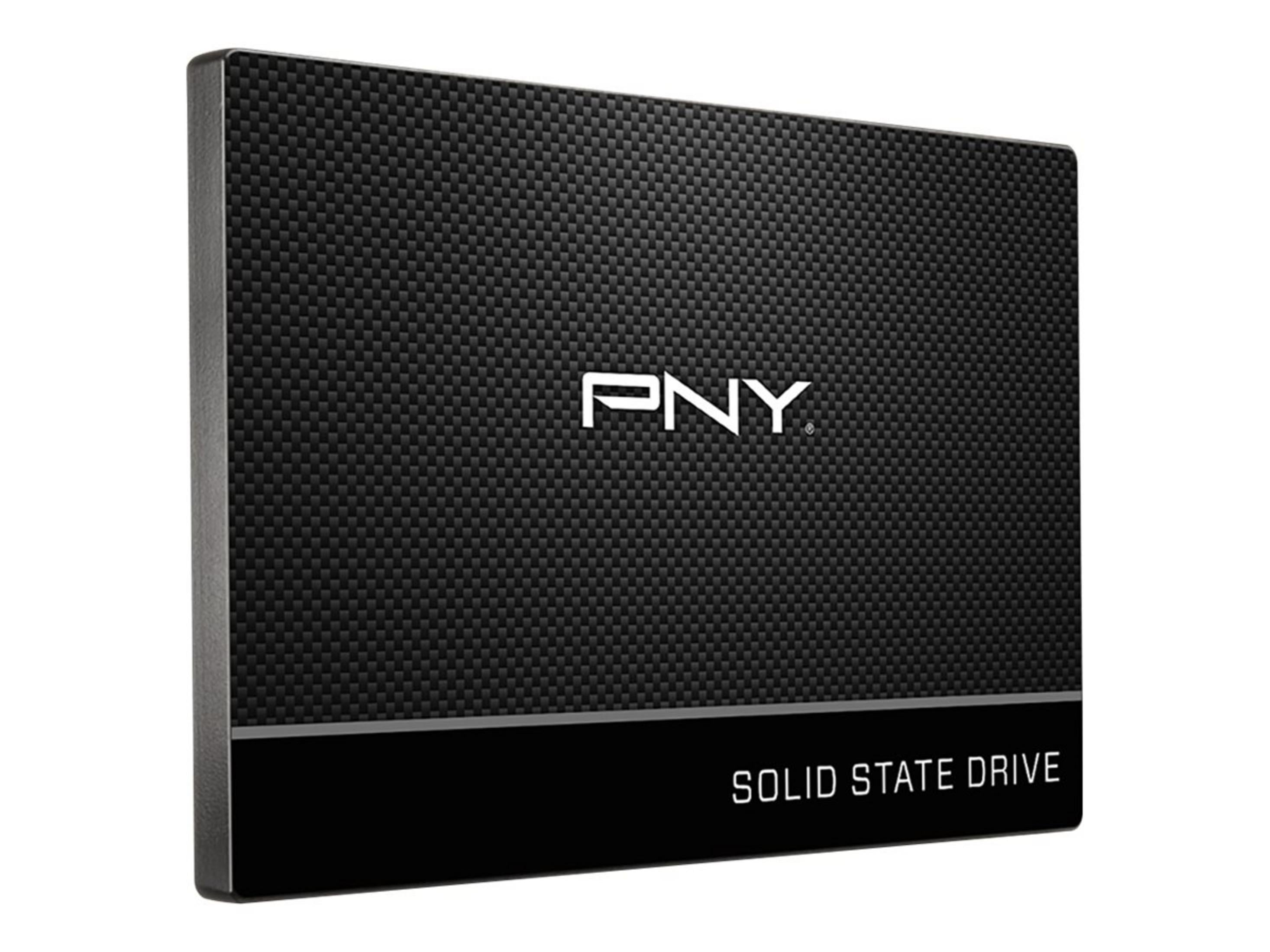 Een zwarte SSD met PNY-logo en koolstofvezeltextuur.