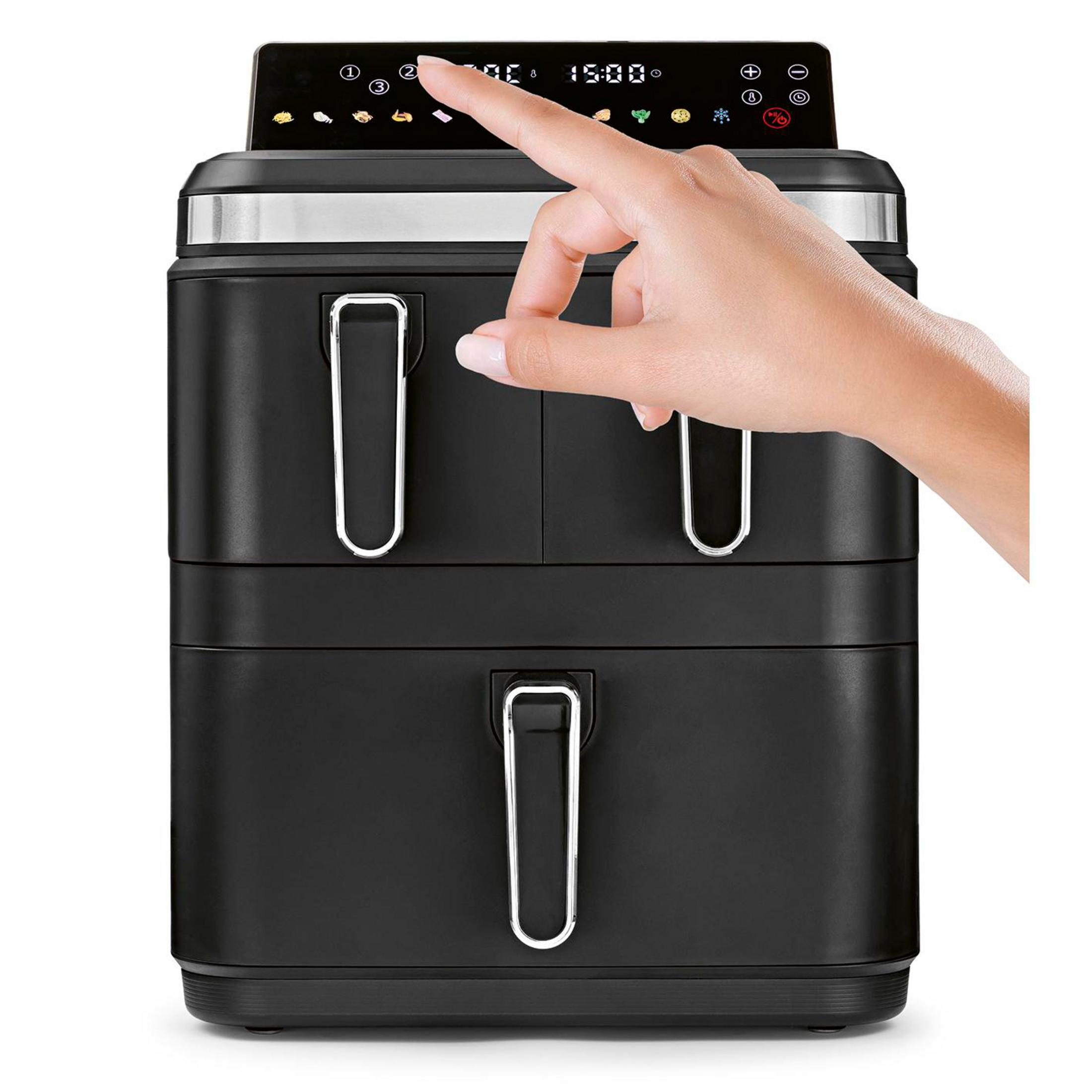 Eine Hand berührt das Bedienfeld eines schwarzen Airfryers mit digitaler Anzeige.