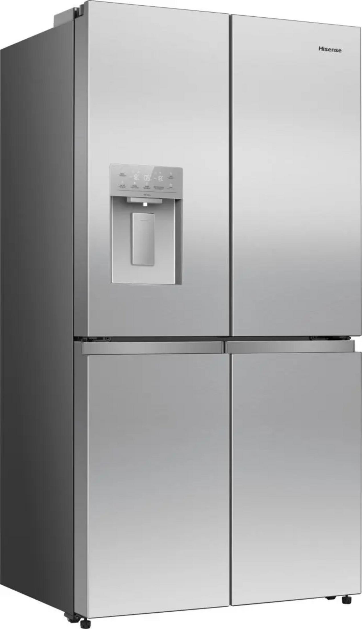 Ein silberner Hisense-Kühlschrank mit vier Türen und einem Wasserspender.