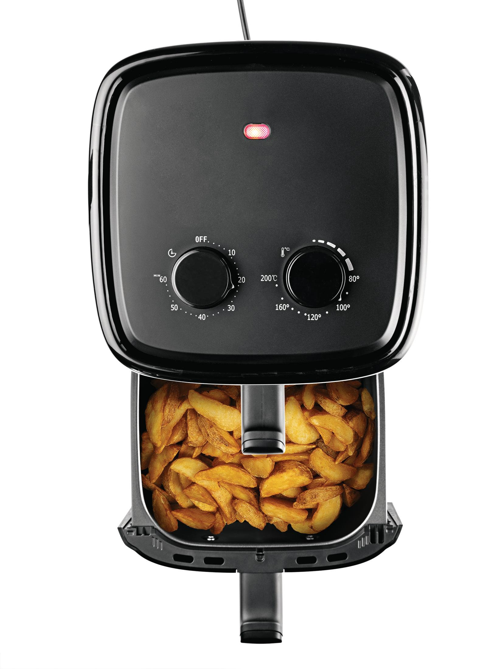Eine schwarze Heißluftfritteuse mit Kartoffelspalten im Korb. Bedienelemente sind sichtbar.
