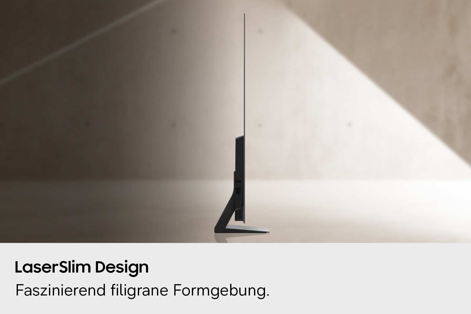 Seitenansicht eines extrem dünnen schwarzen Fernsehers auf einem eleganten Ständer.