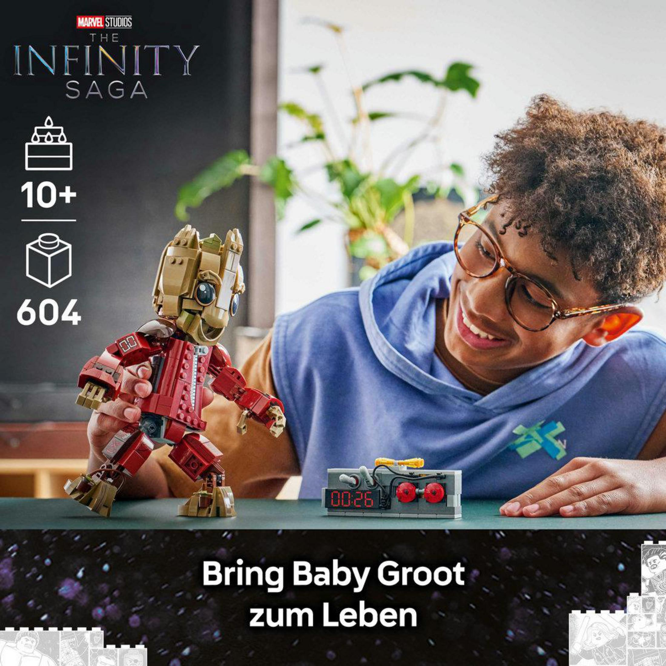 Un niño sostiene una figura LEGO de Baby Groot. Un reloj está al lado.
