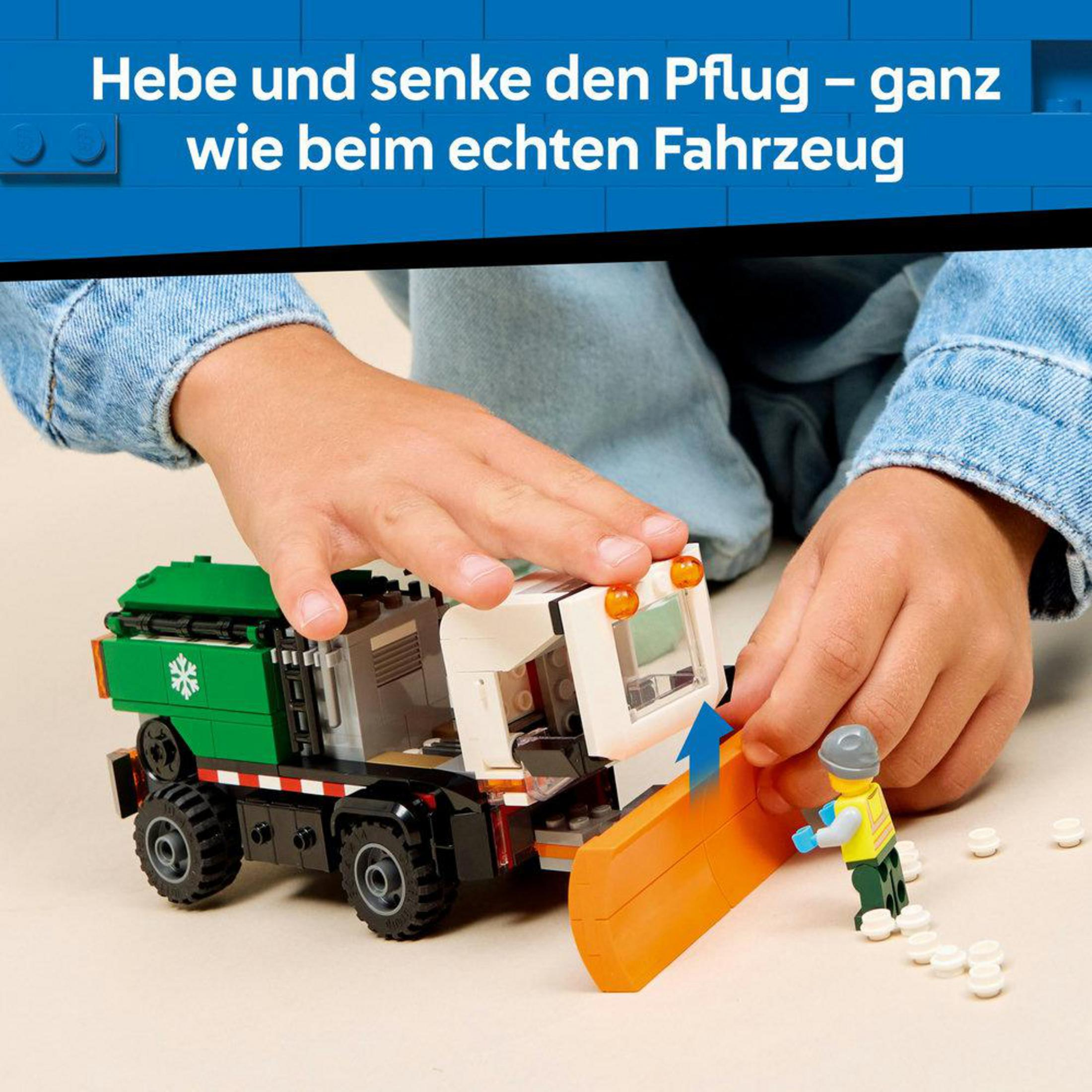 Un niño juega con un camión de basura Lego, levantando la quitanieves naranja.