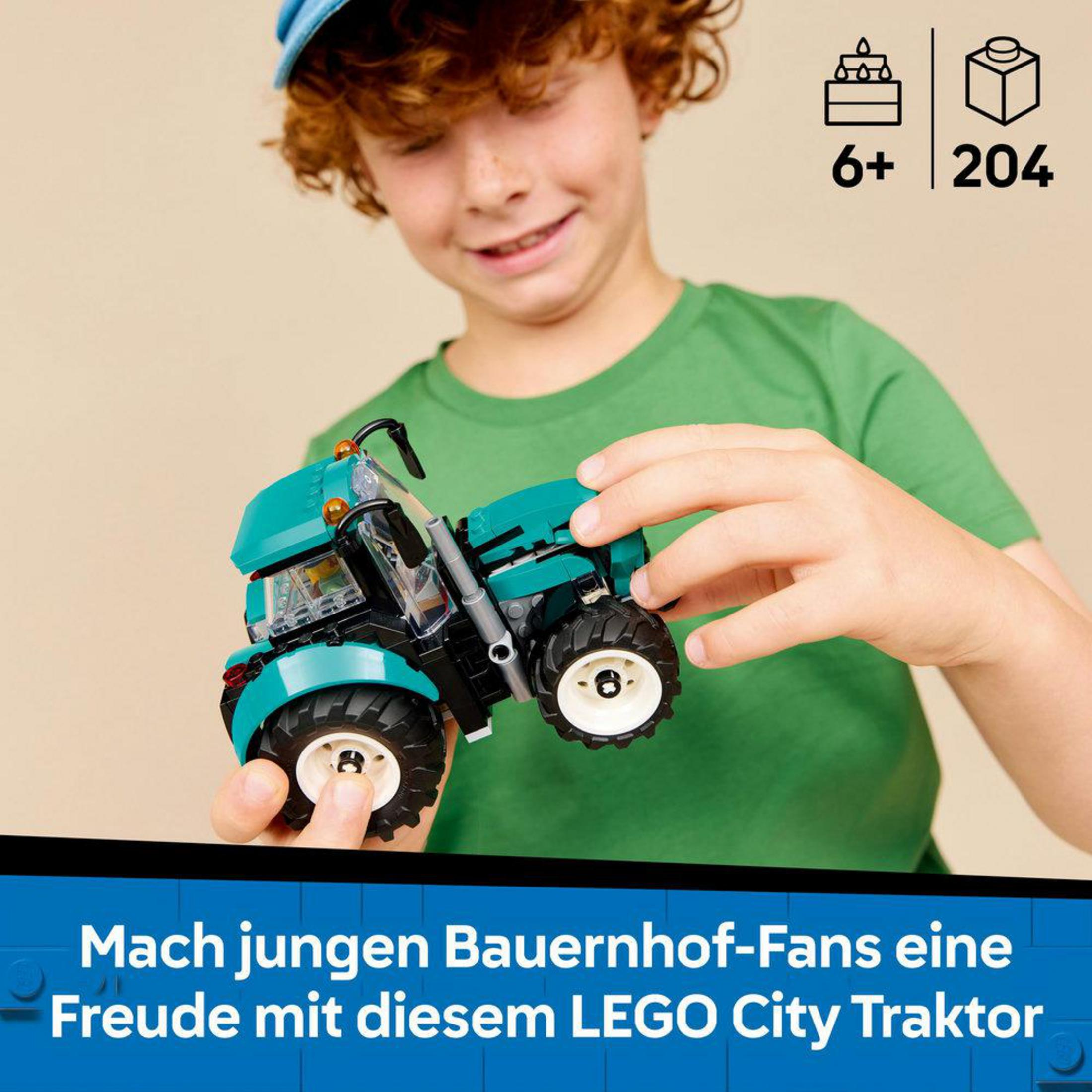 Chłopiec z rudymi włosami trzyma turkusowy traktor LEGO. Wiek 6+, 204 części.