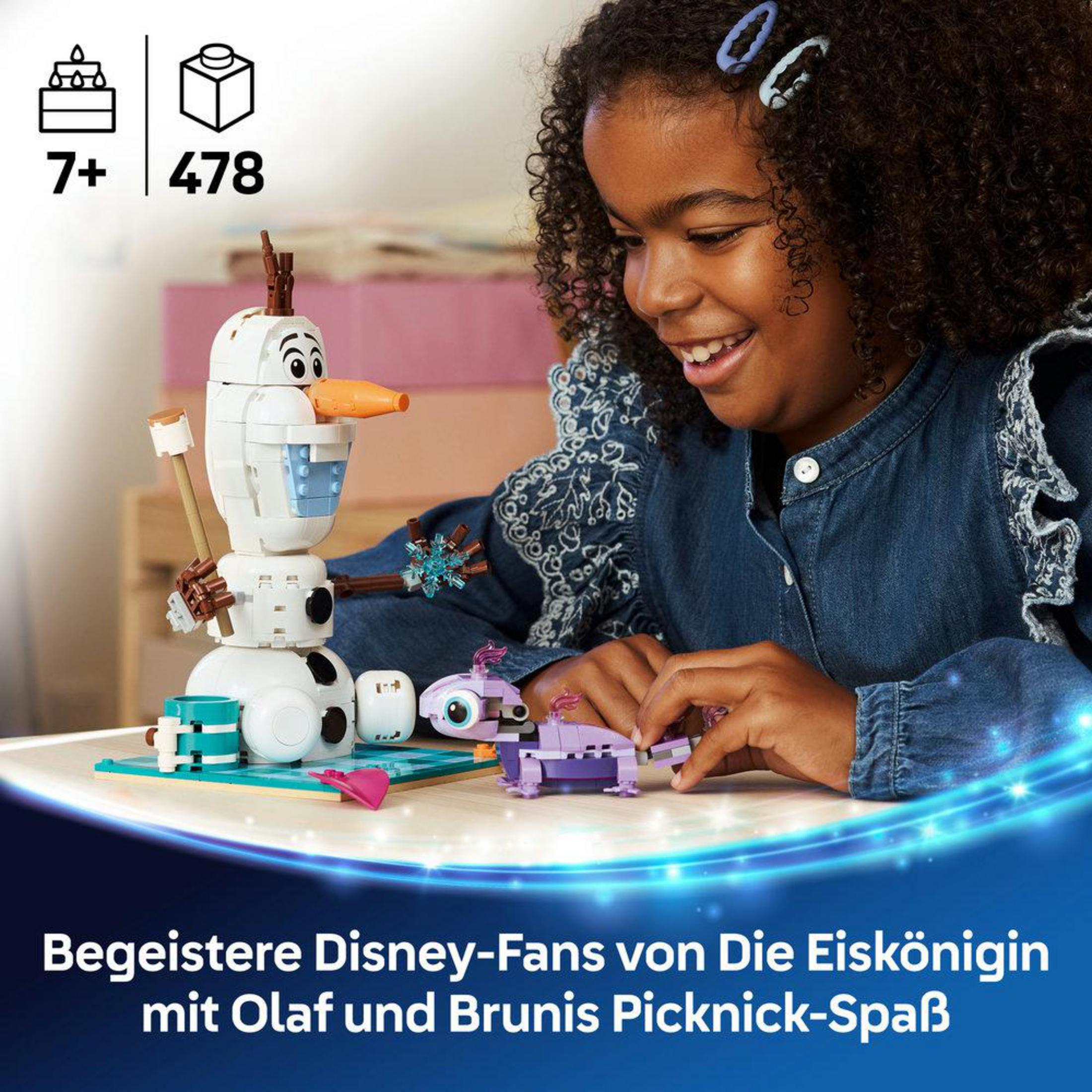 Una niña construye un set de LEGO de Olaf con figuras pequeñas y flores sobre una mesa.