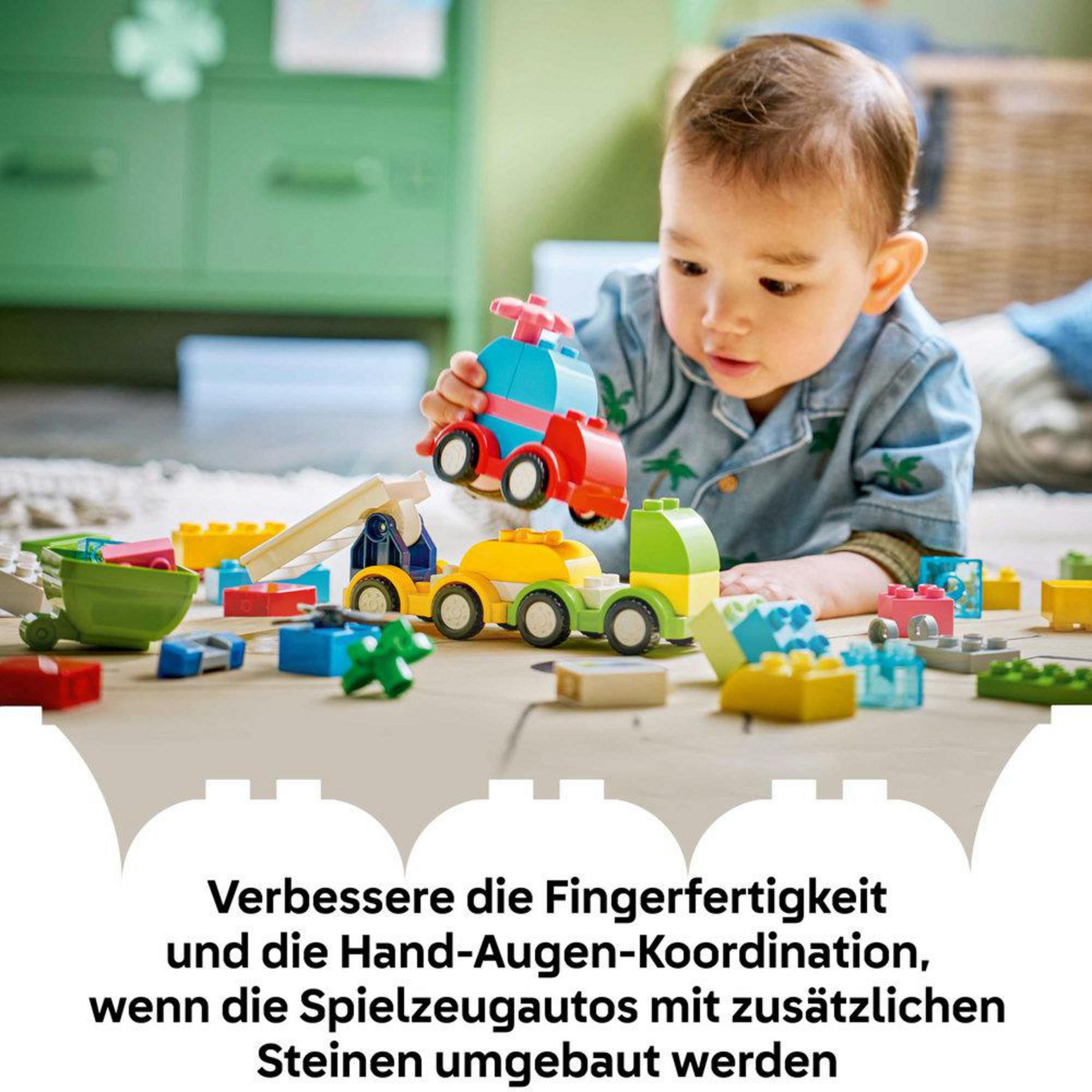Un niño juega con bloques de construcción coloridos y coches de juguete en un suelo de madera.