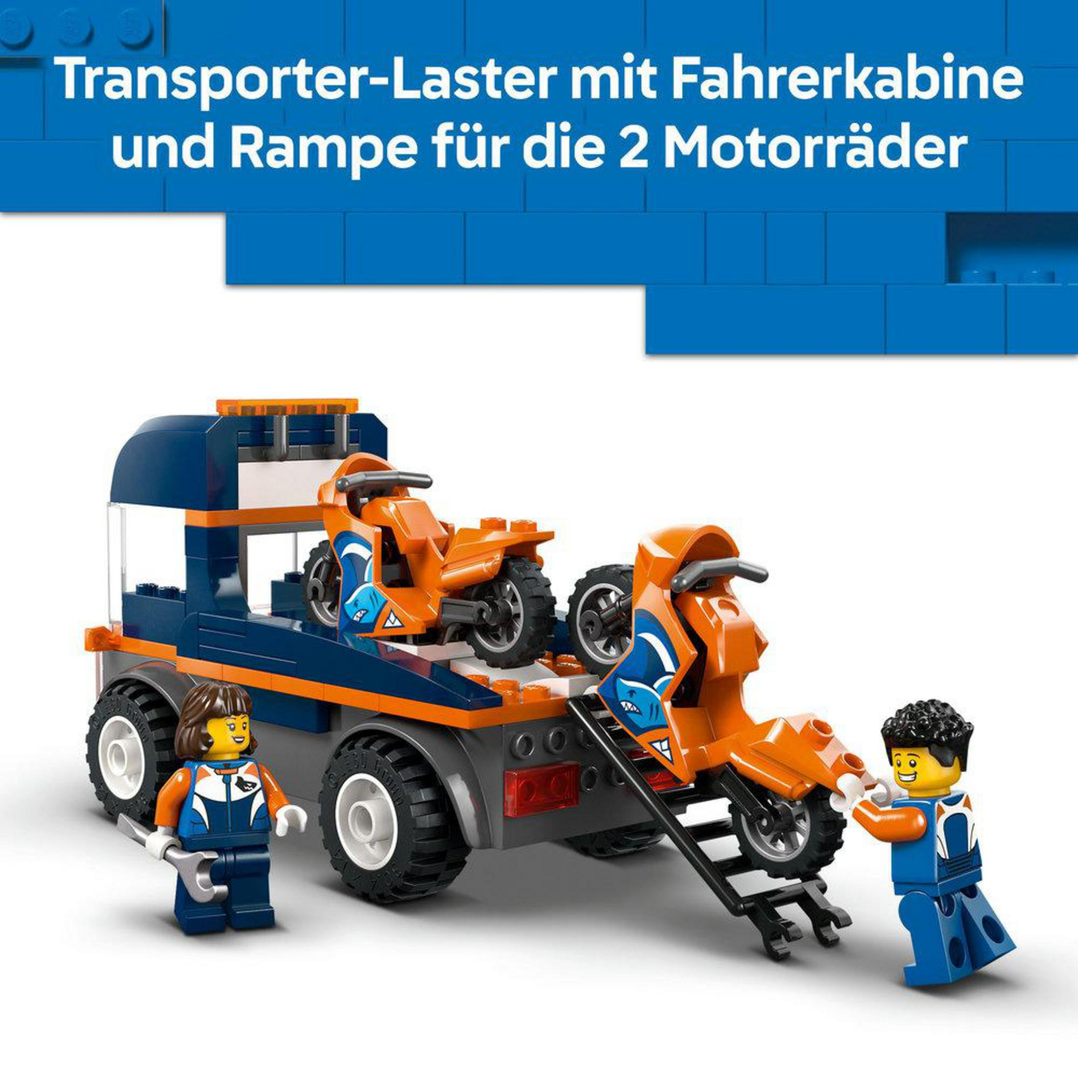 Un transportador Lego con dos motocicletas y dos figuras.