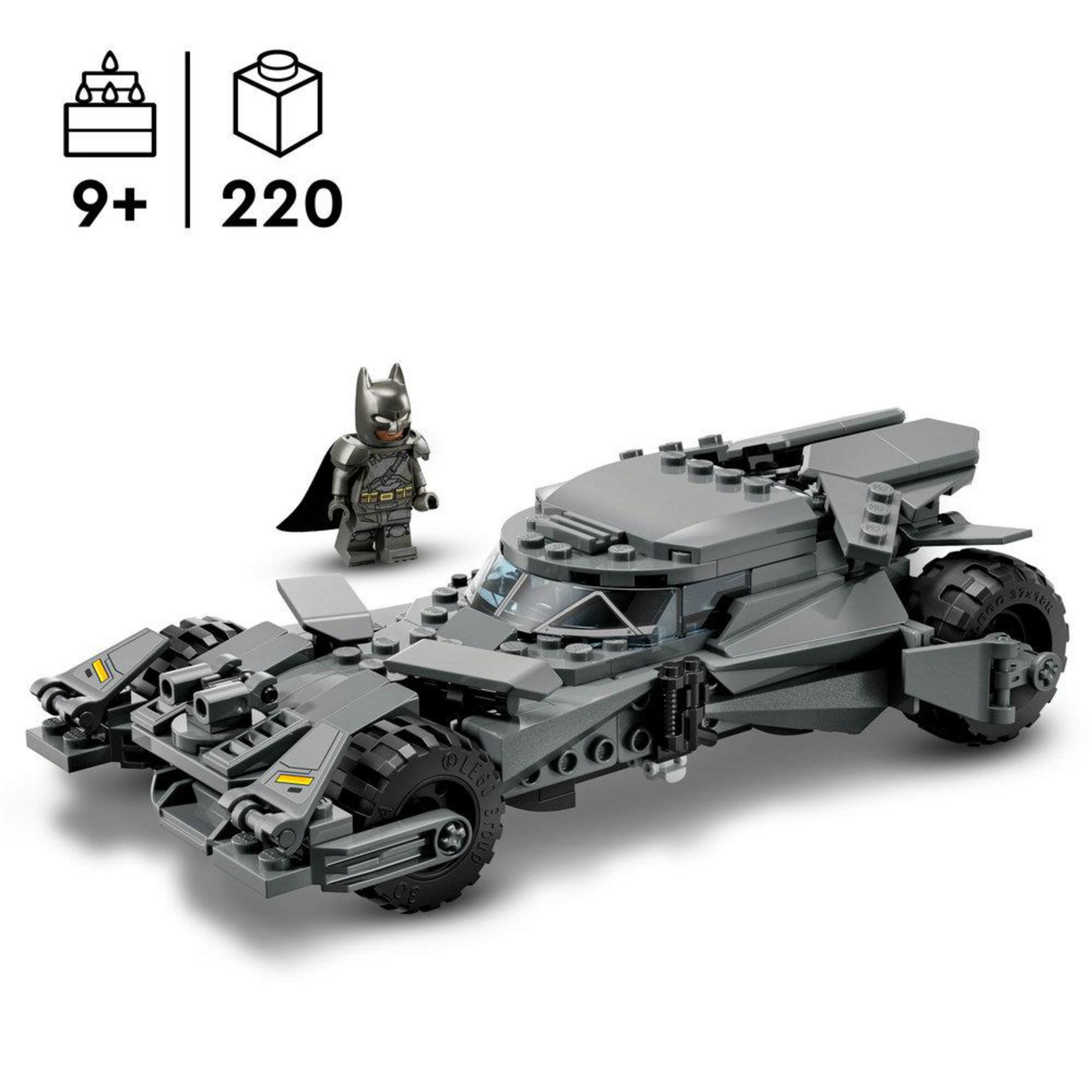 Una Batmobile Lego grigia con una figura di Batman accanto. Età consigliata 9+.