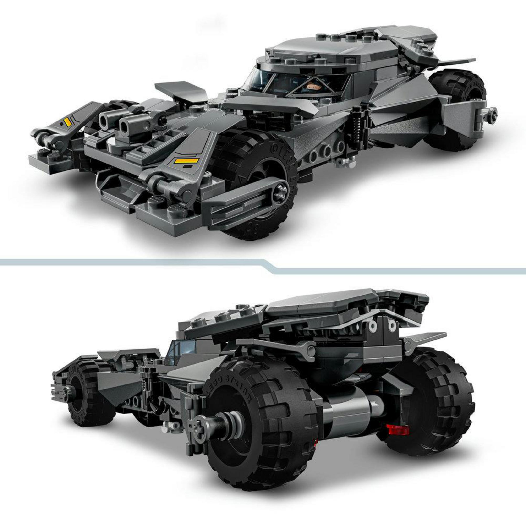 Viste anteriore e posteriore di una Batmobile Lego grigia con grandi ruote nere e cabina visibile.