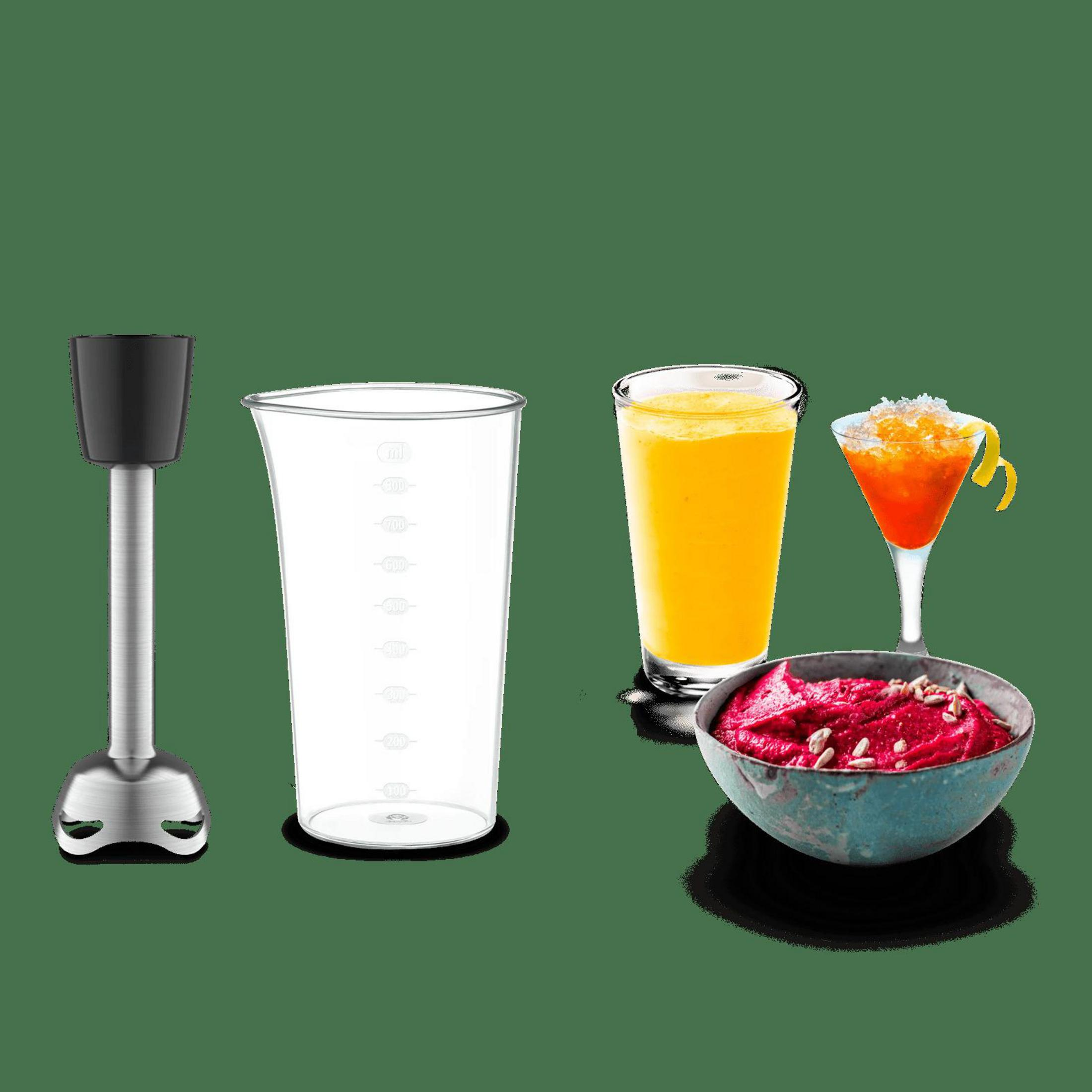 Frullatore a immersione, misurino, succo d'arancia, cocktail e salsa di barbabietola.