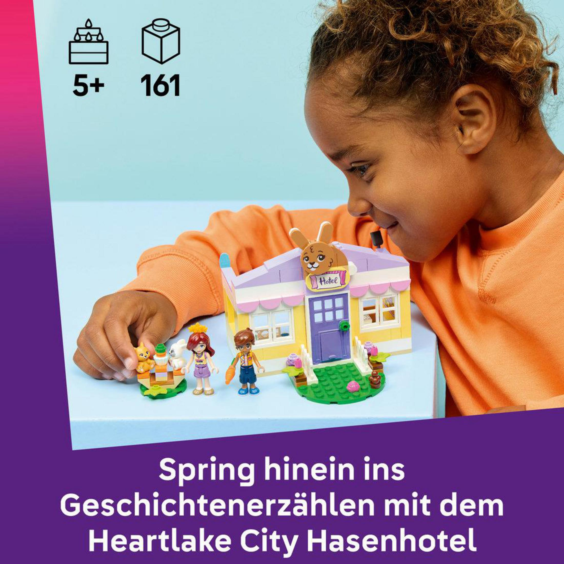 Un niño juega con un set de hotel de conejos Lego.