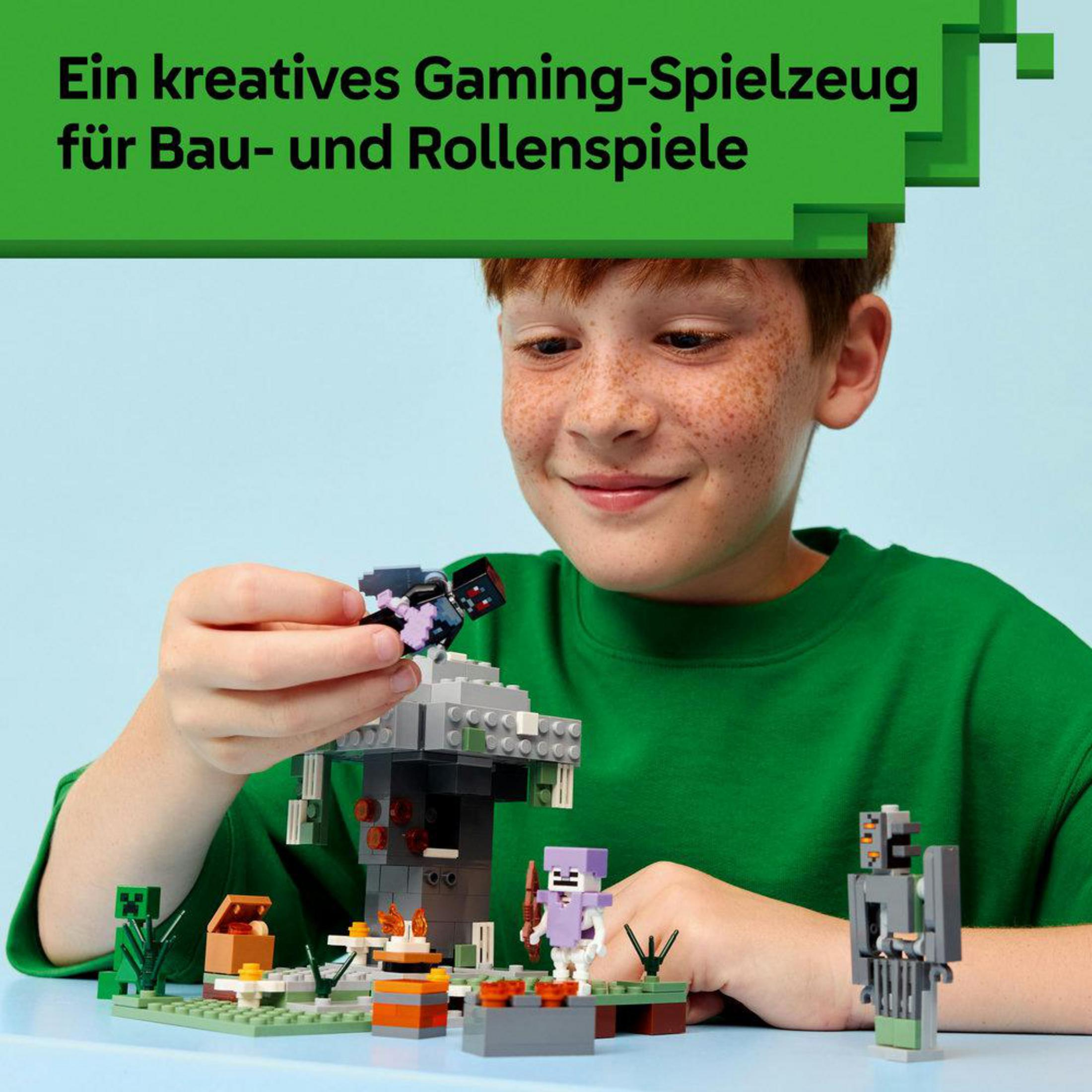 Un niño juega con figuras de Lego y un set de construcción. Se ven figuras de Minecraft.