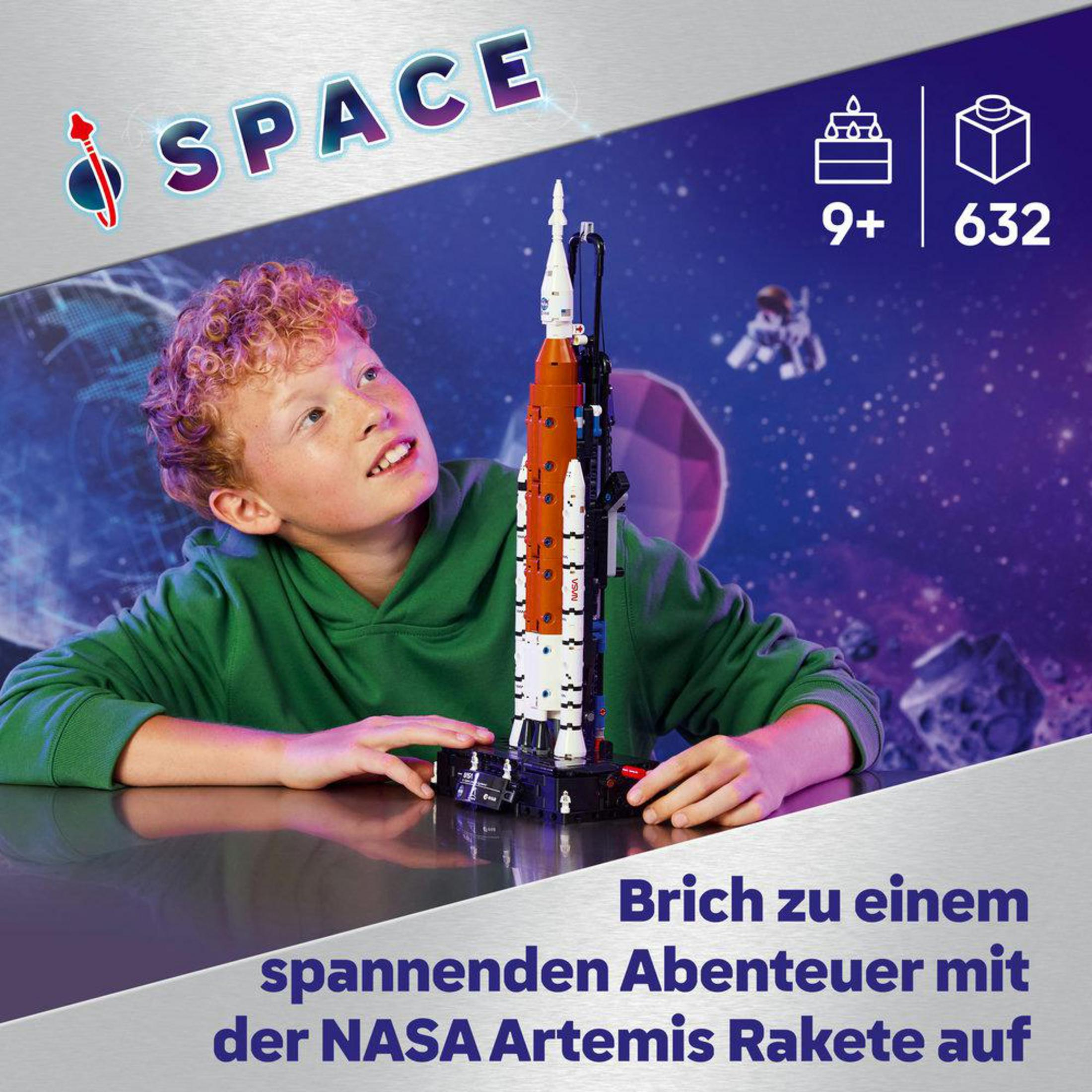 Een jongen kijkt naar een Lego NASA Artemis raketmodel. Ruimtethema.