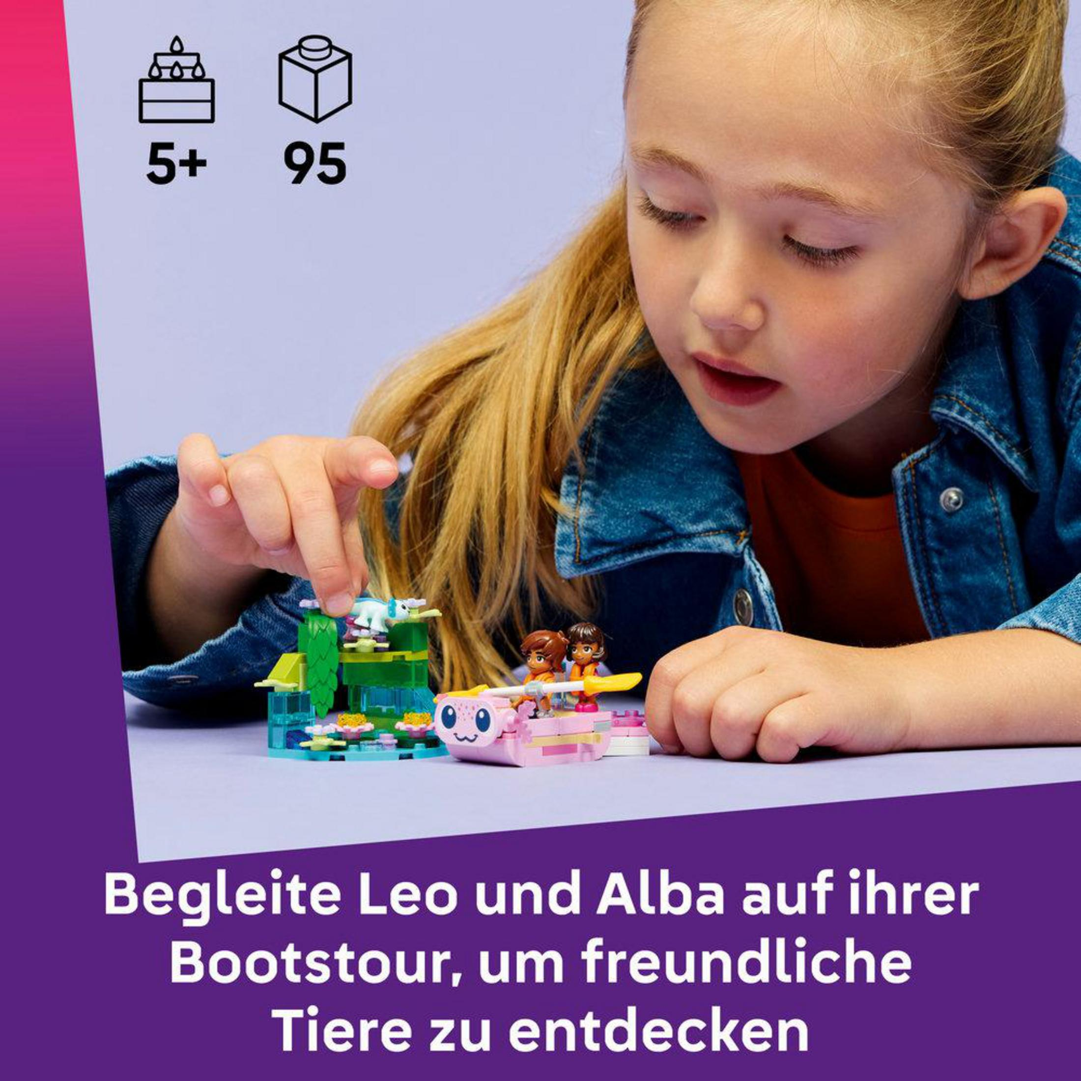 Ein Mädchen spielt mit bunten Legosteinen und kleinen Figuren.